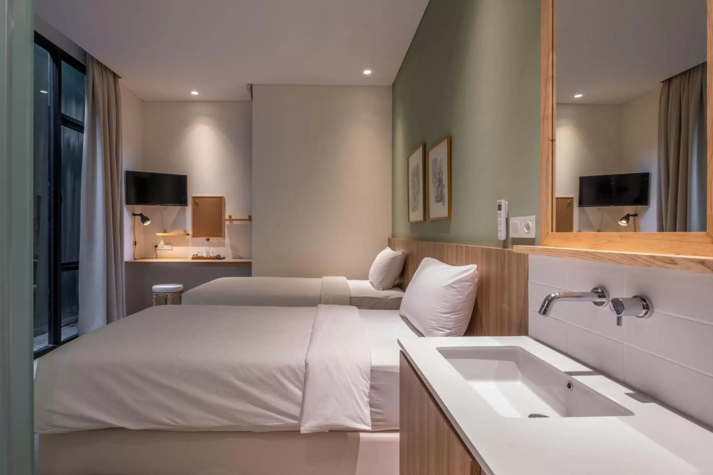 Photo of the whole room, Bed in La Boheme, Rooms and Coffee