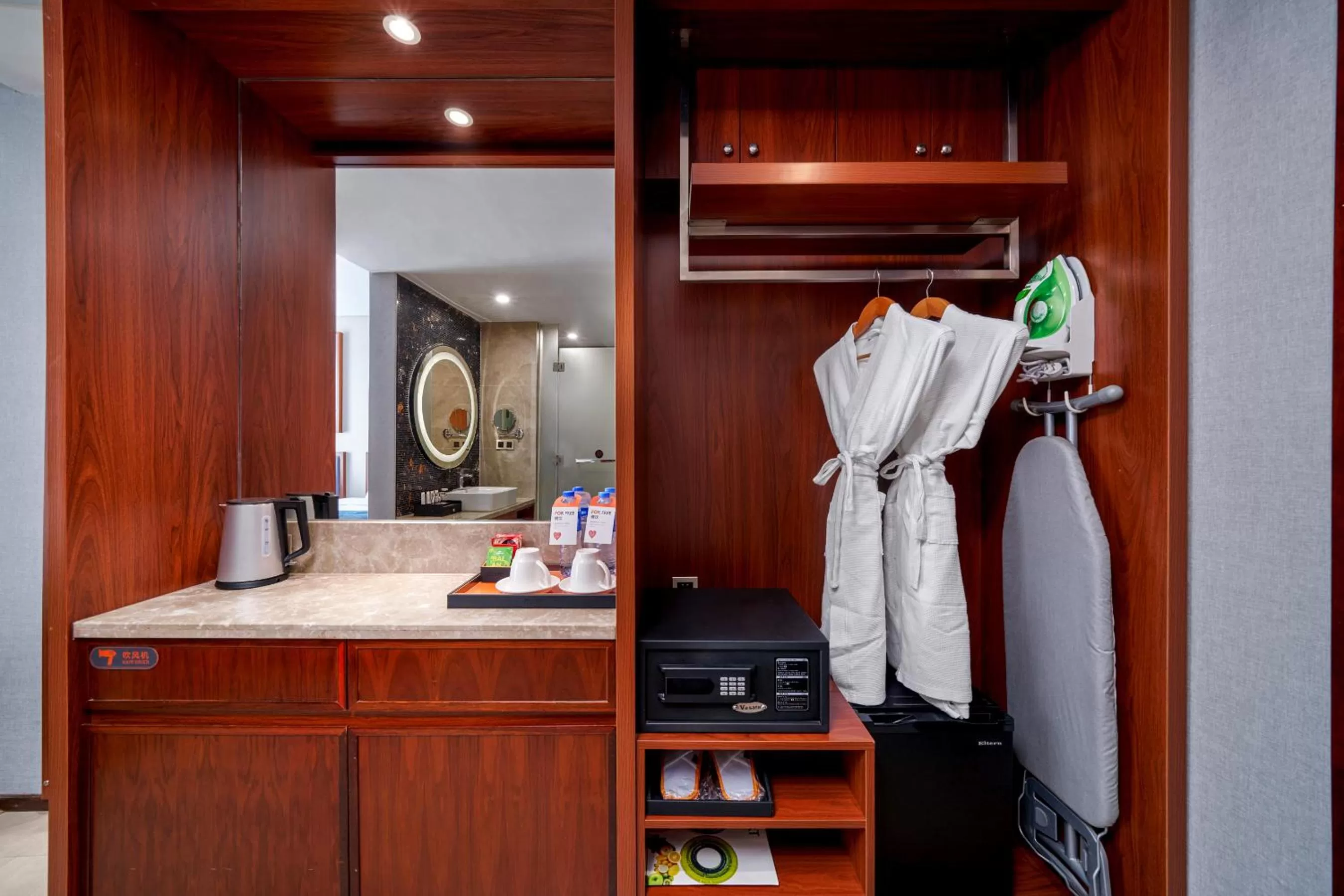 Decorative detail in Ausotel Smart Baiyun International Airport T2-Free 24-hour airport pick-up