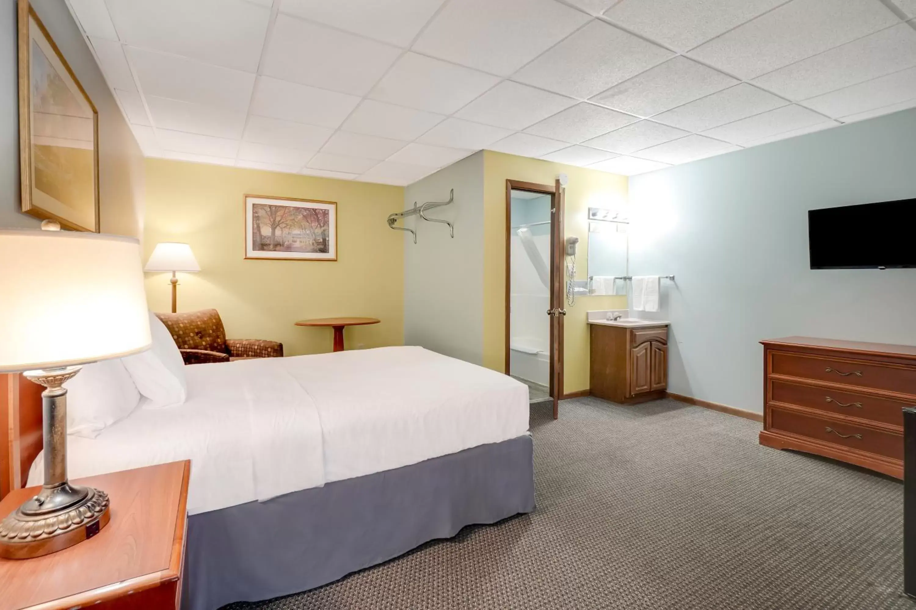 Standard Single Room in Americas Best Value Inn Marquette Standard Single Room in Americas Best Value Inn Marquette