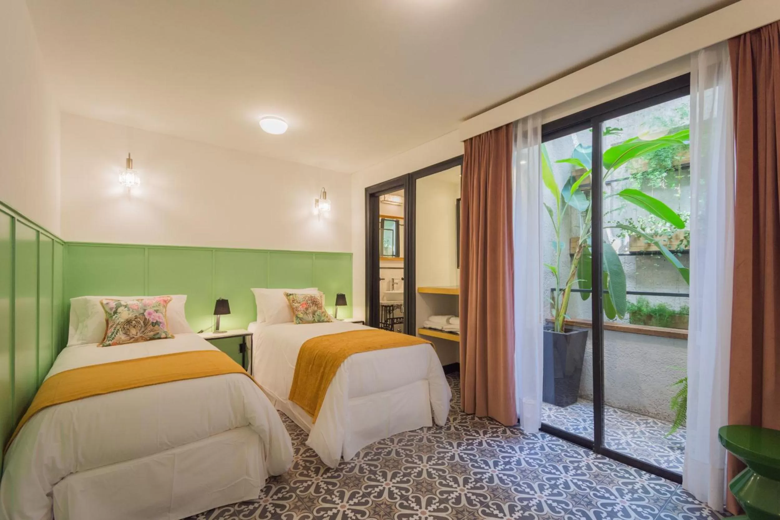 Bathroom, Bed in FAUNA Montevideo