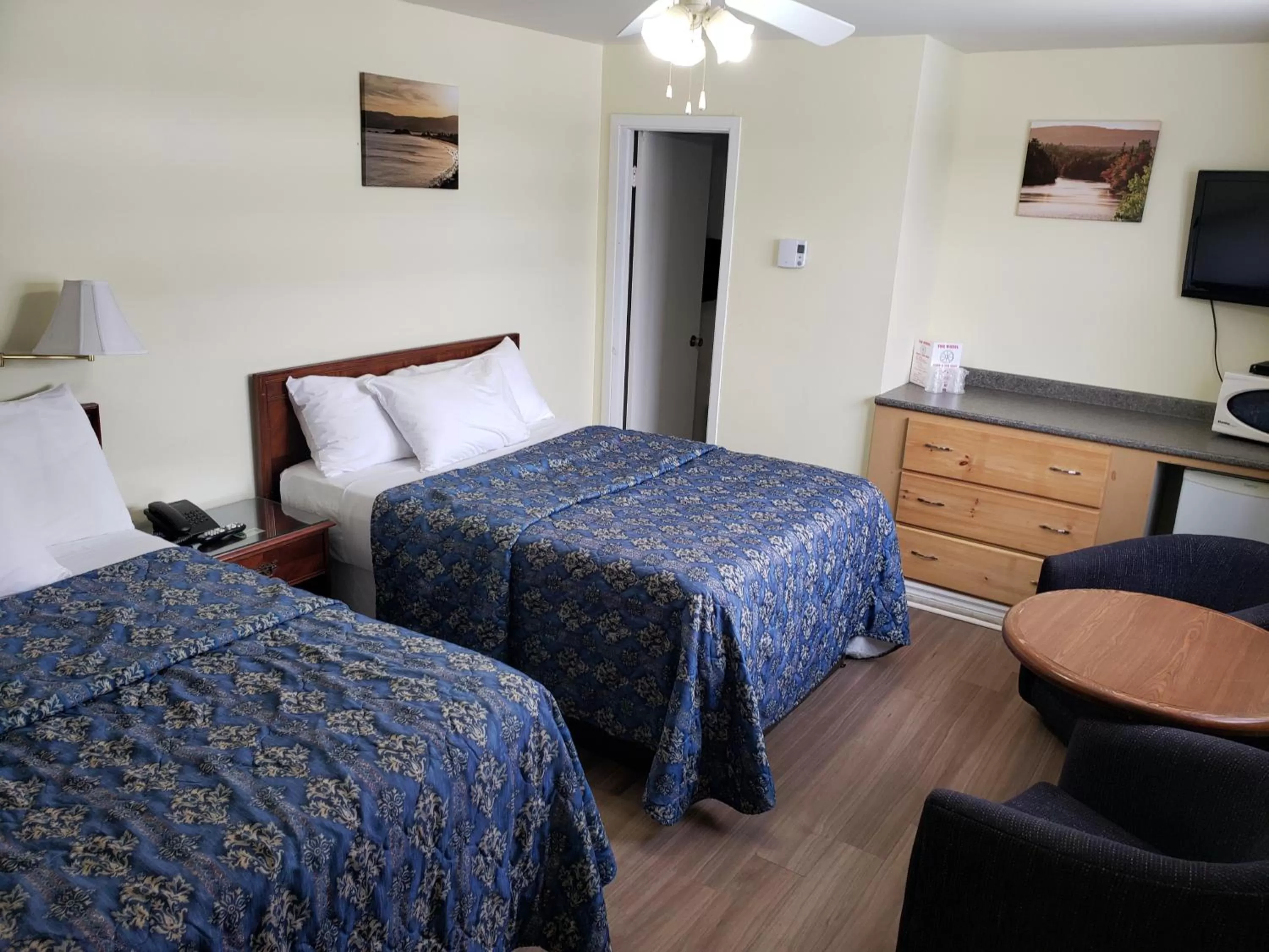 Bed in Homeward Inns of Canada