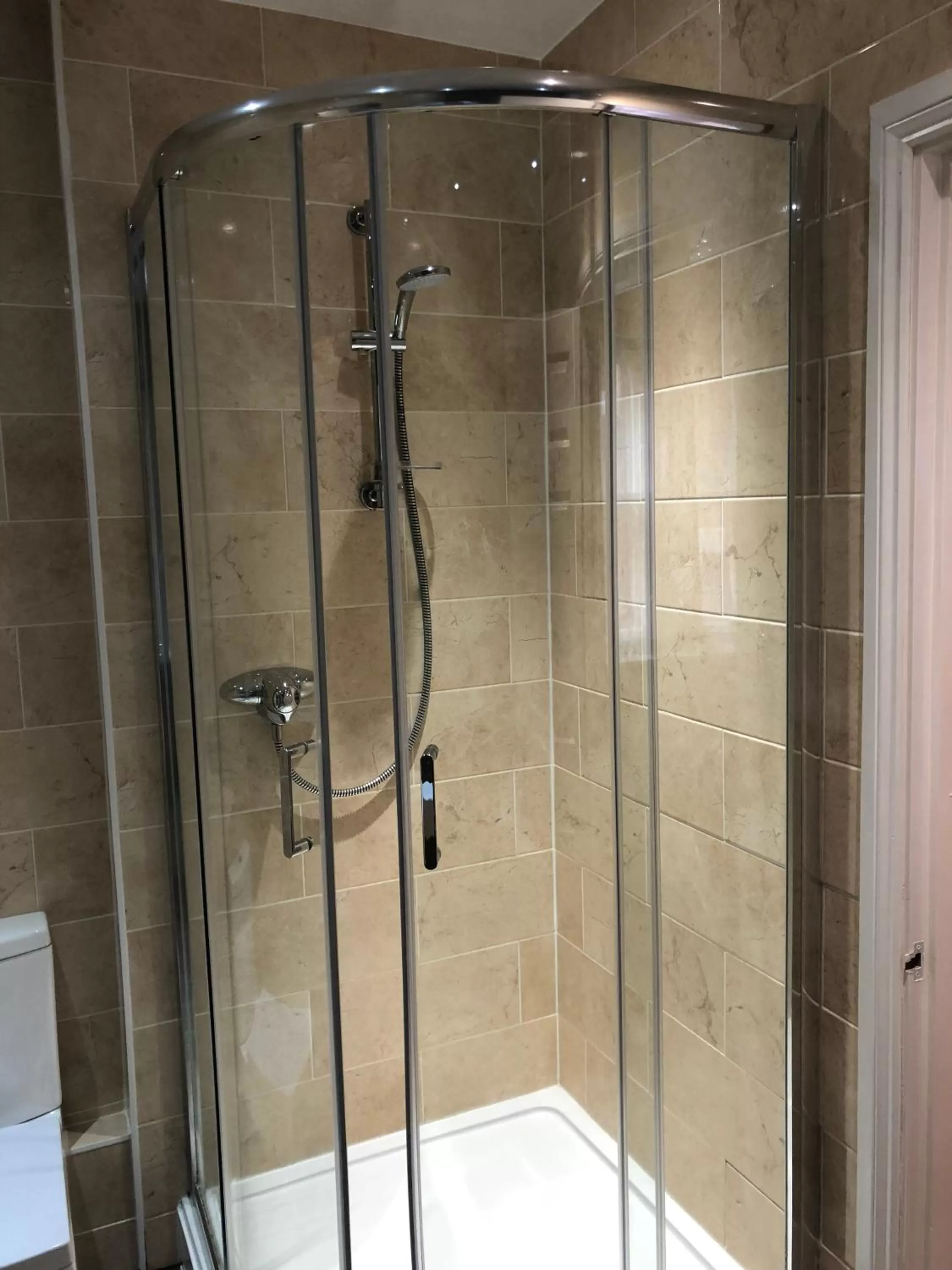 Shower in Lion Hotel