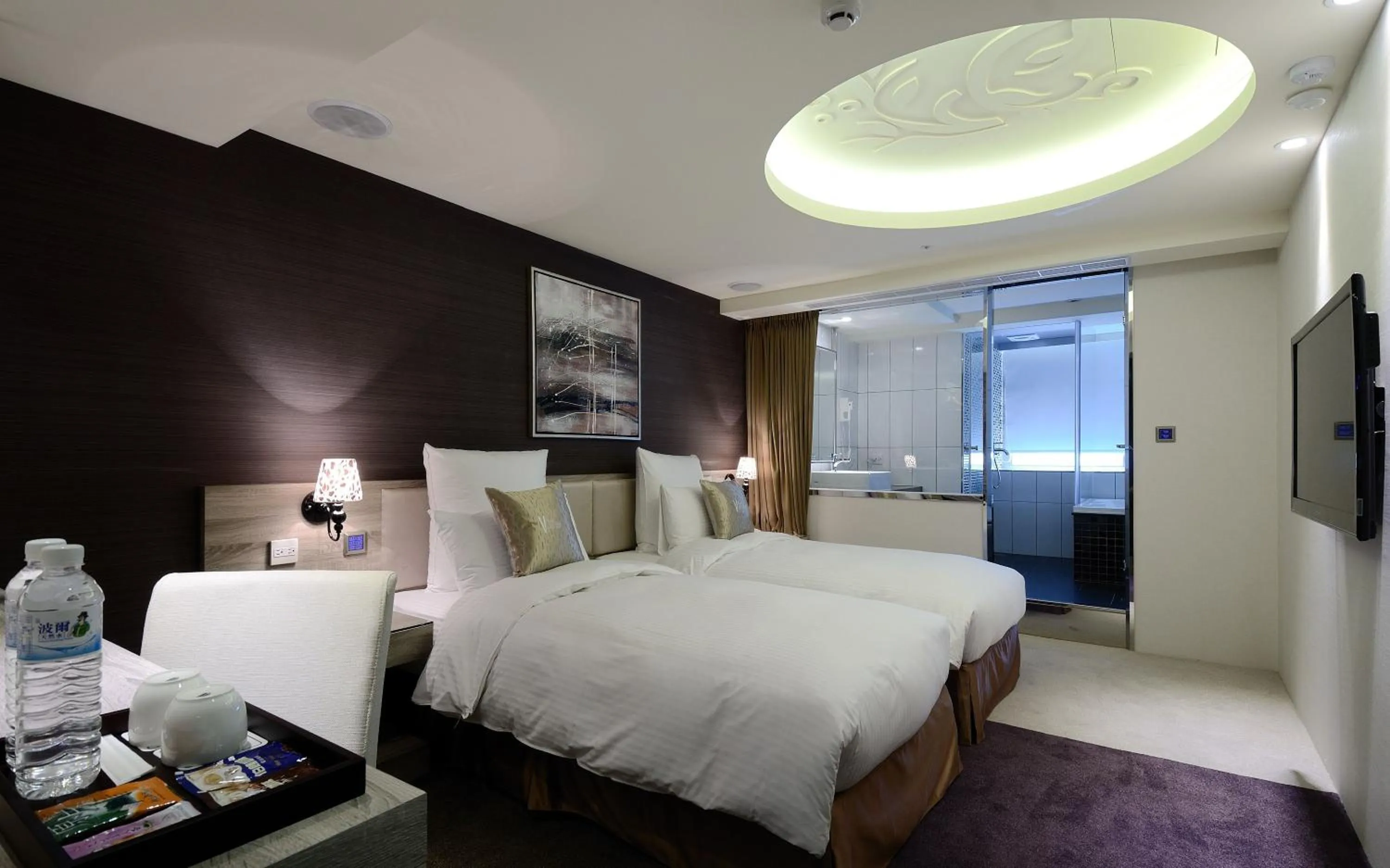 Photo of the whole room, Bed in V-one Vogue Hotel