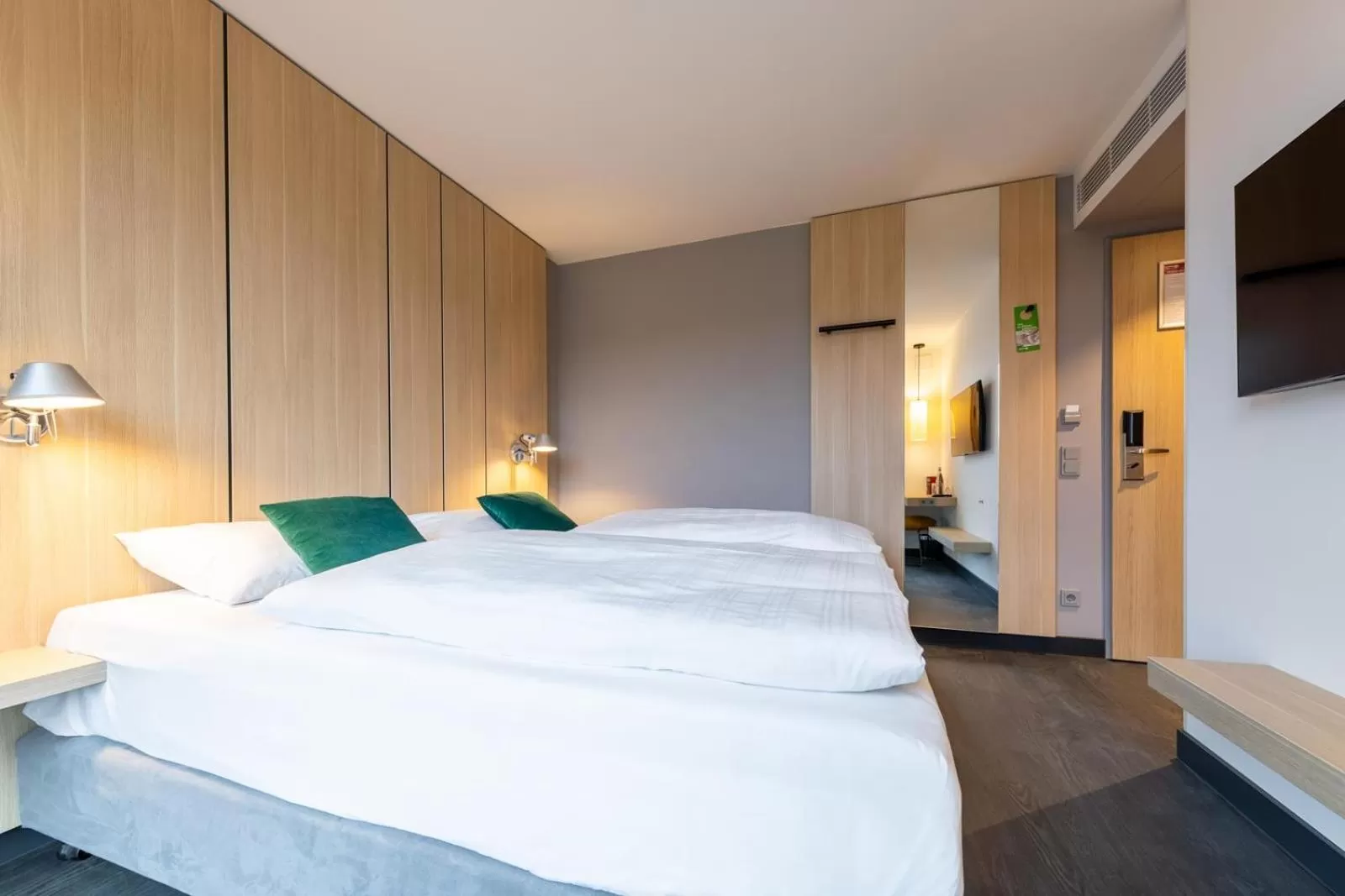 Photo of the whole room, Bed in Serways Hotel Hösel