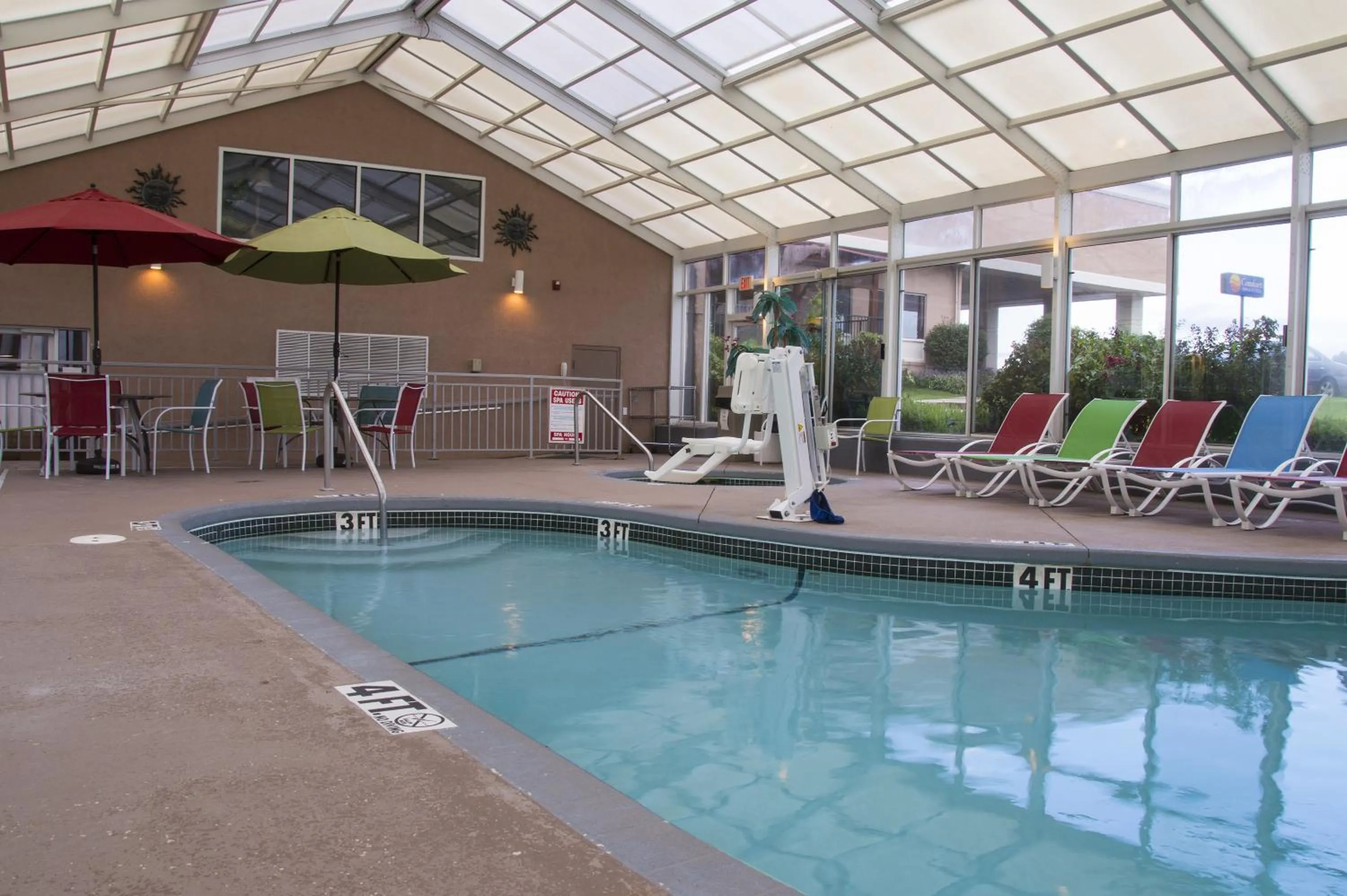 Swimming pool in Lamplighter Inn and Suites - North