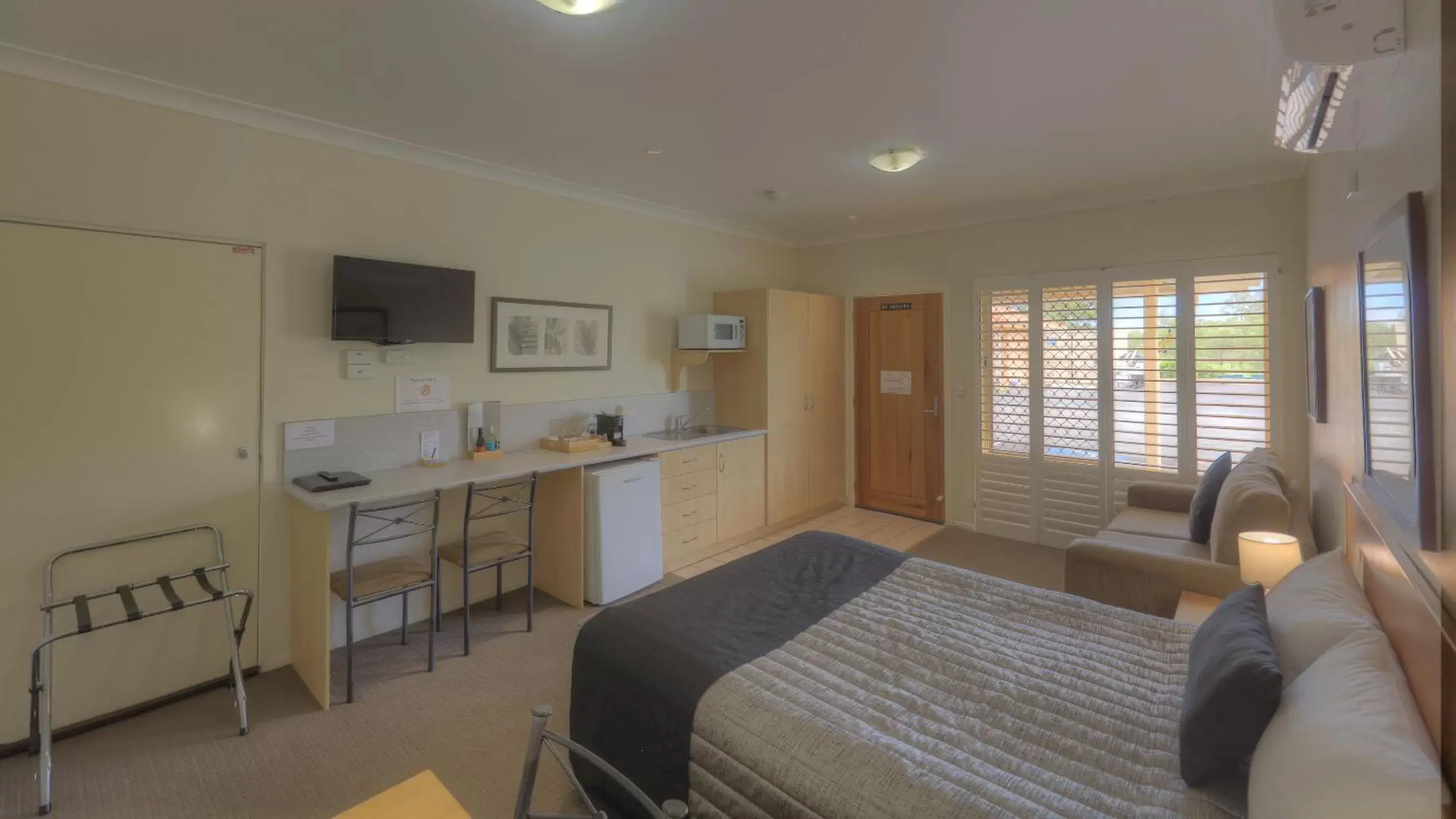 Queen Room - Disability Access in Country Roads Motor Inn Queen Room - Disability Access in Country Roads Motor Inn