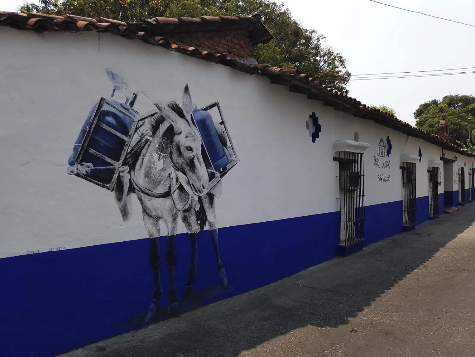 Facade/entrance in Hotel Mision, Acapulco centro