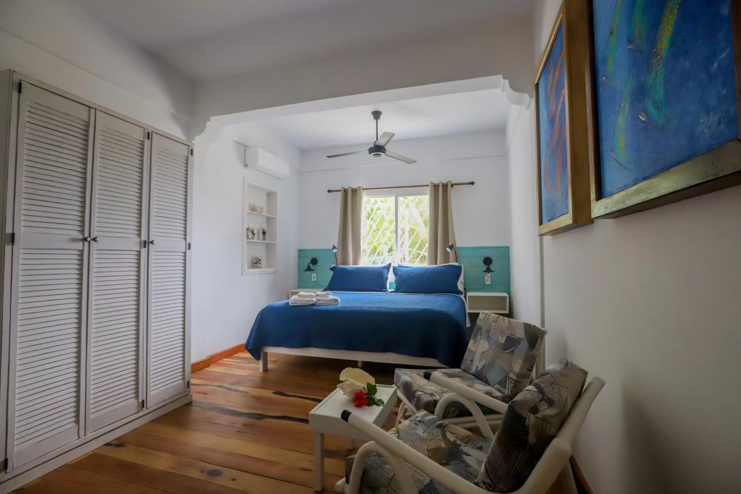 Bedroom, Bed in Treetops Hotel