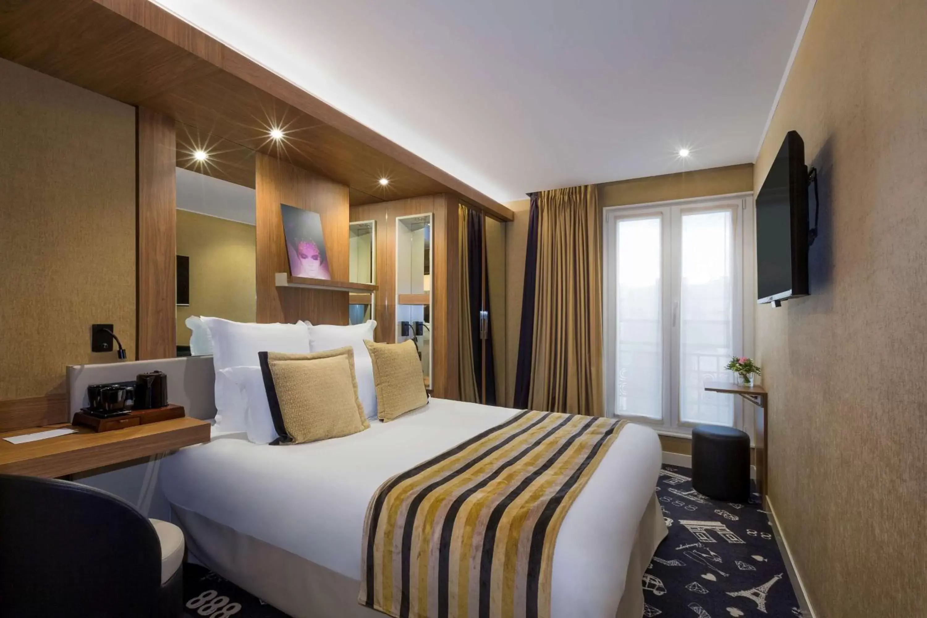 Photo of the whole room, Bed in Hotel le 18 Paris Photo of the whole room, Bed in Hotel le 18 Paris