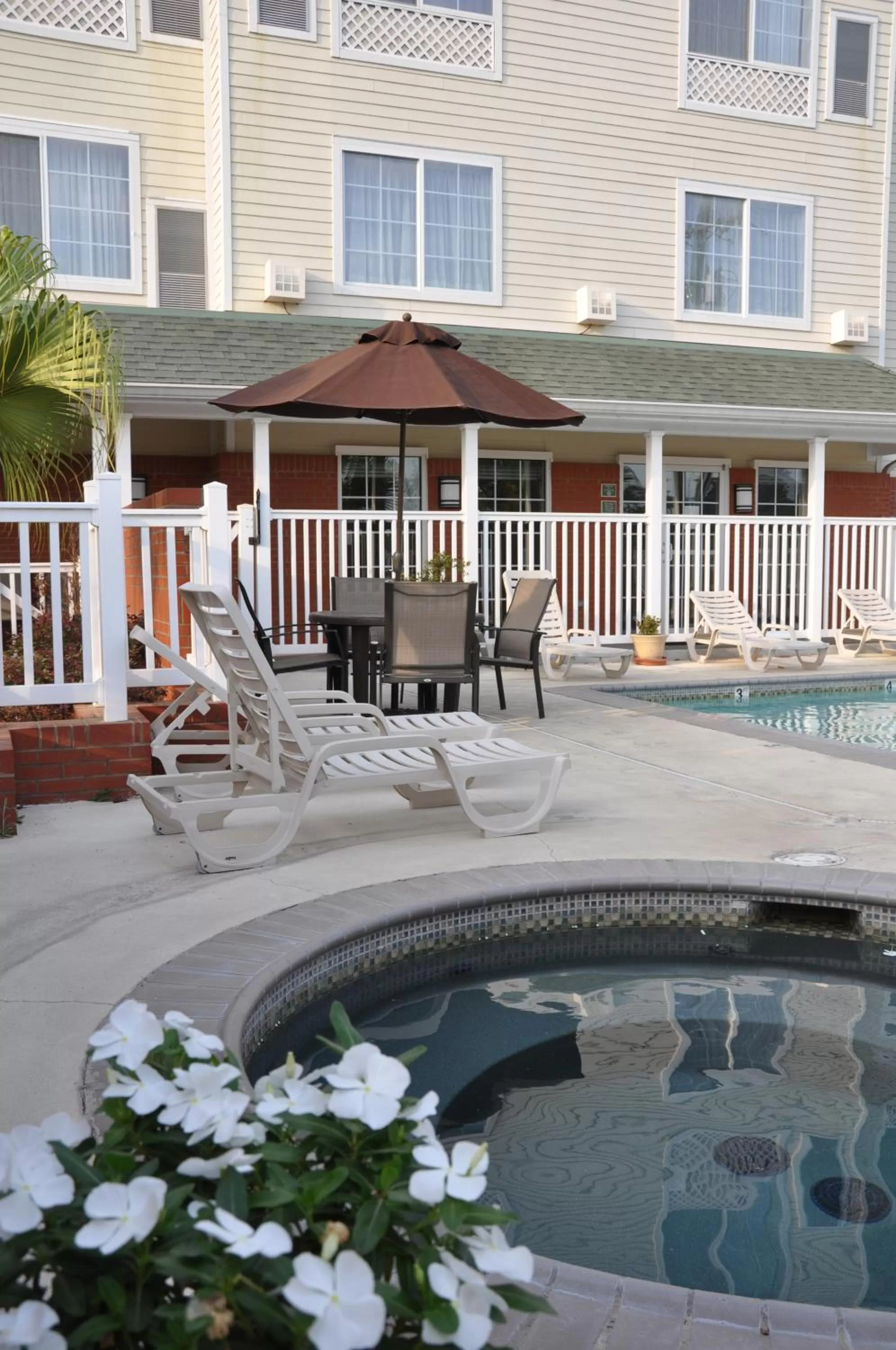 Swimming pool in Country Inn & Suites by Radisson, Covington, LA