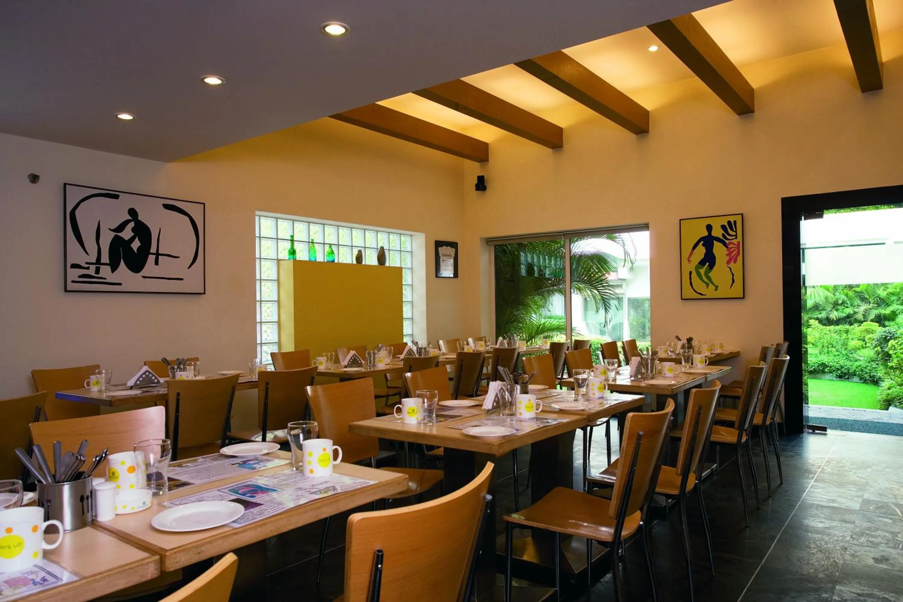 Restaurant/places to eat in Lemon Tree Hotel, Udyog Vihar, Gurugram