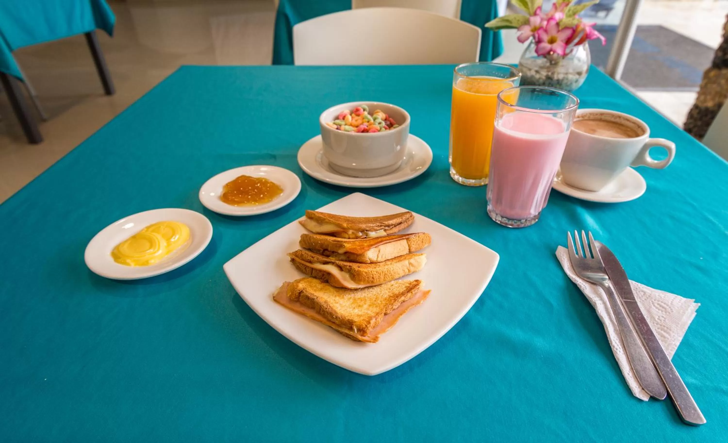 Buffet breakfast in Hotel Altamar Cartagena