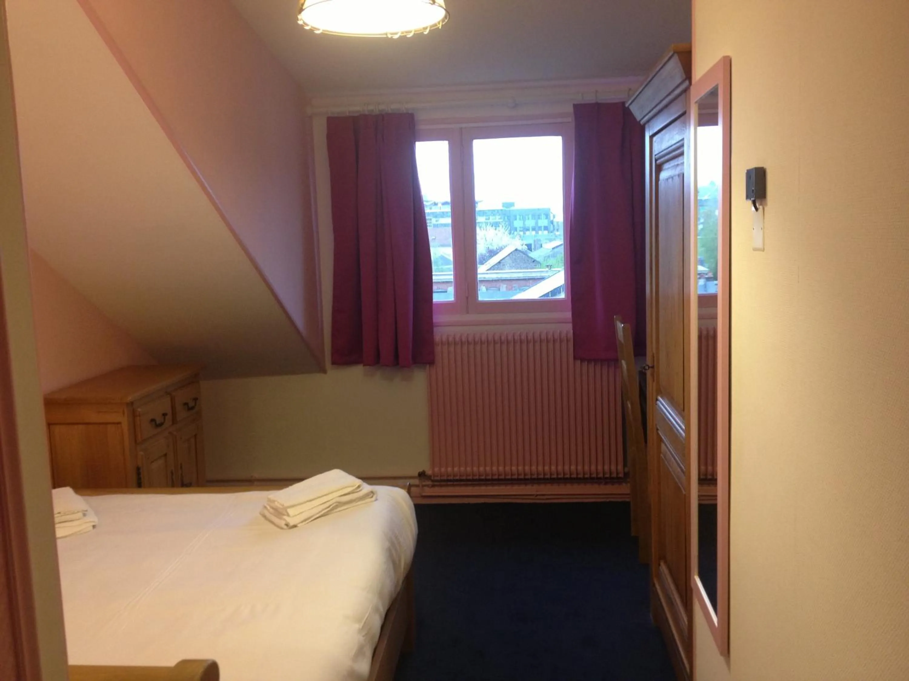 Bed in Hotel Couleurs Sud Centre-ville Gare Charleville-Mézières