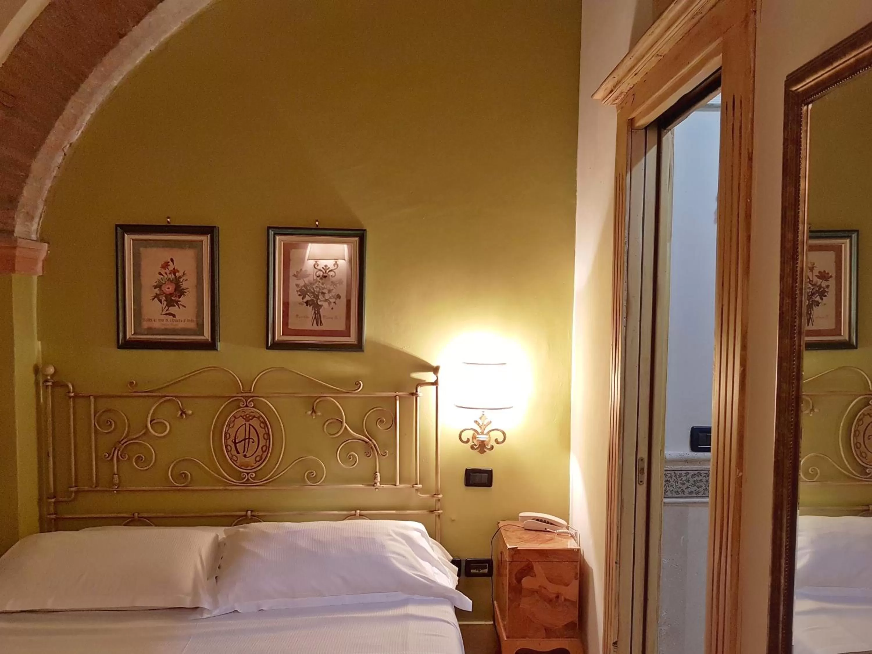 Photo of the whole room, Bed in Albergo delle Drapperie