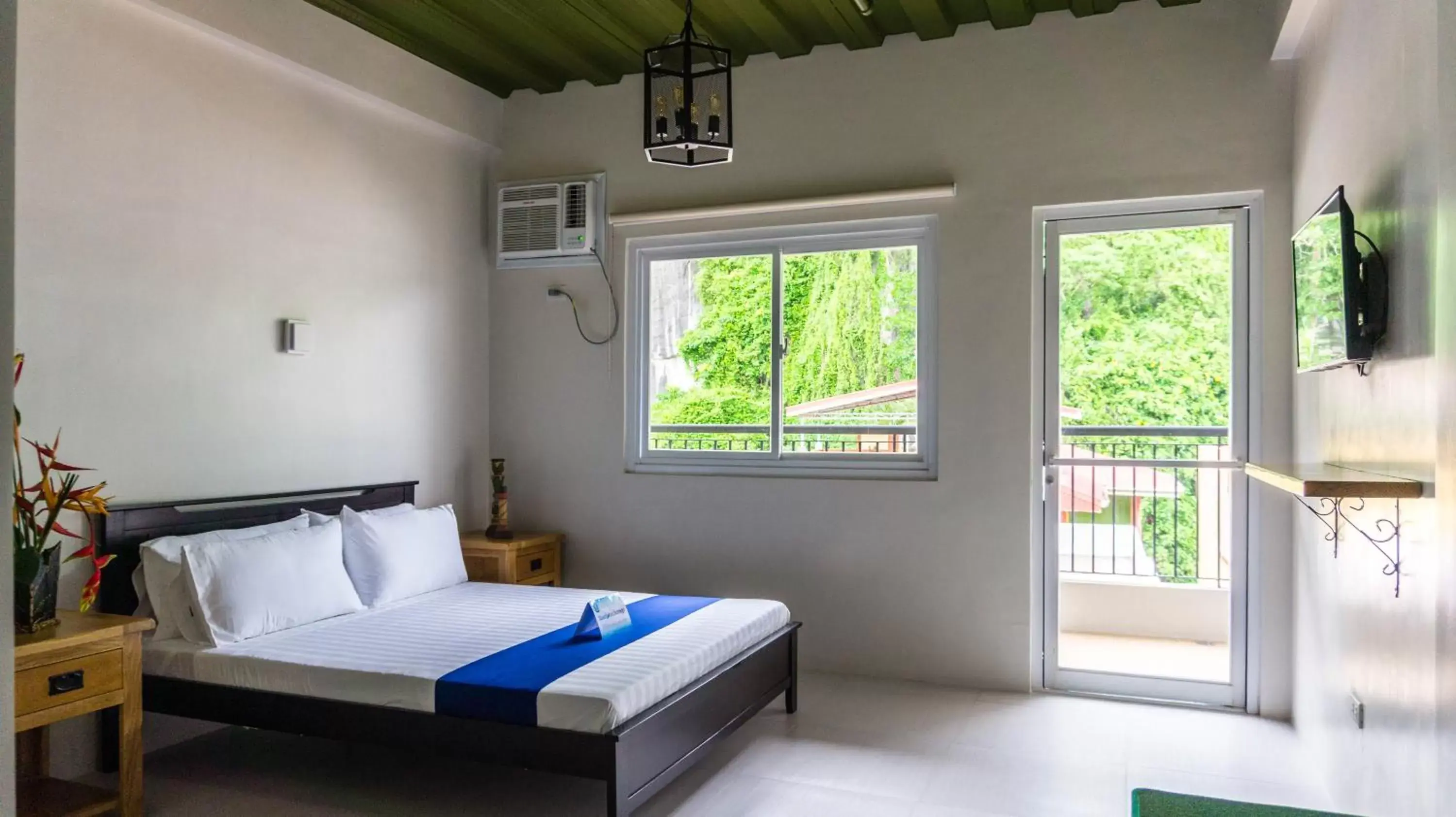 Queen Room with Balcony in South Anchorage Inn Queen Room with Balcony in South Anchorage Inn