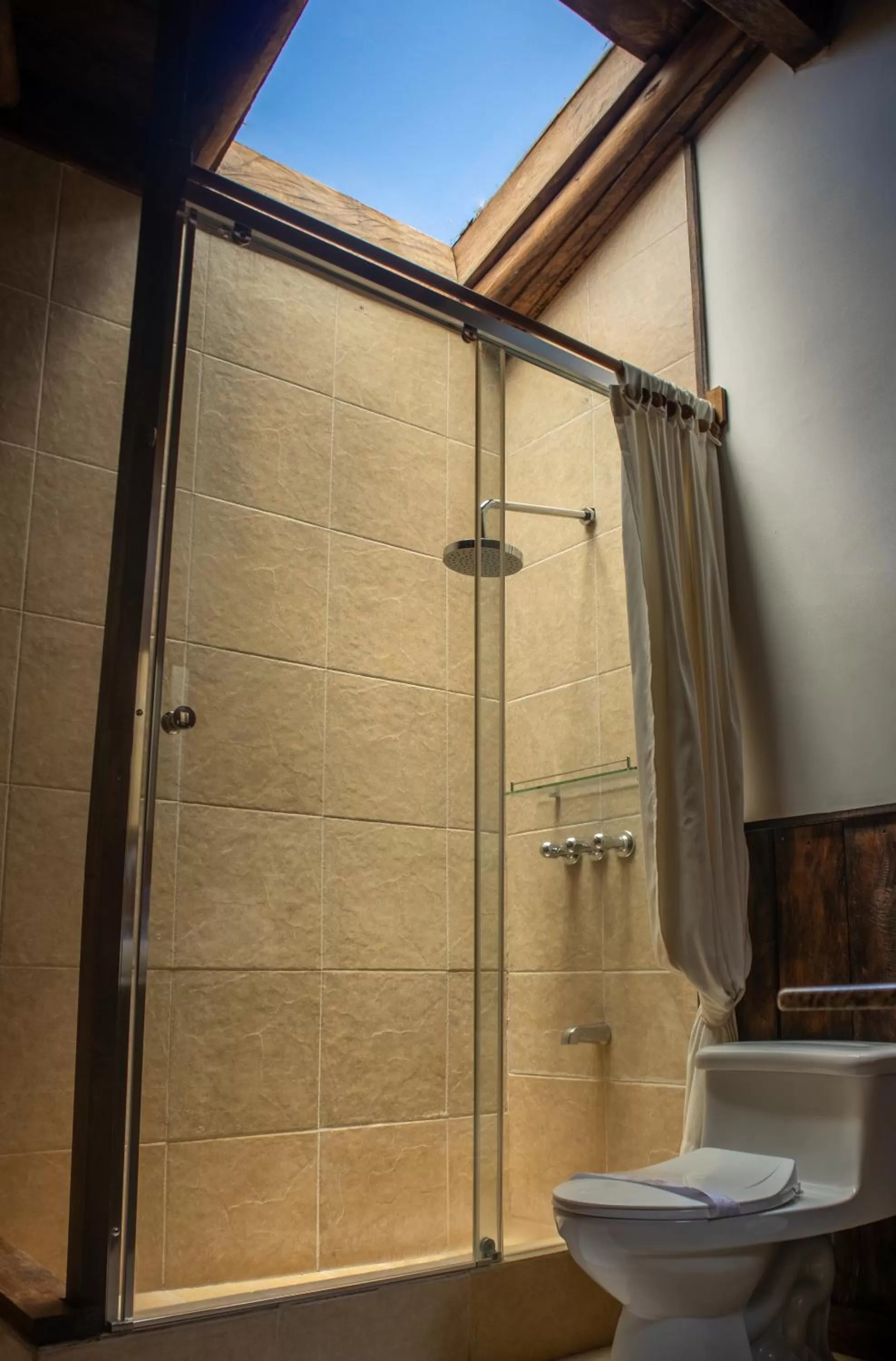 Shower, Bathroom in Hacienda Hostería Dos Chorreras