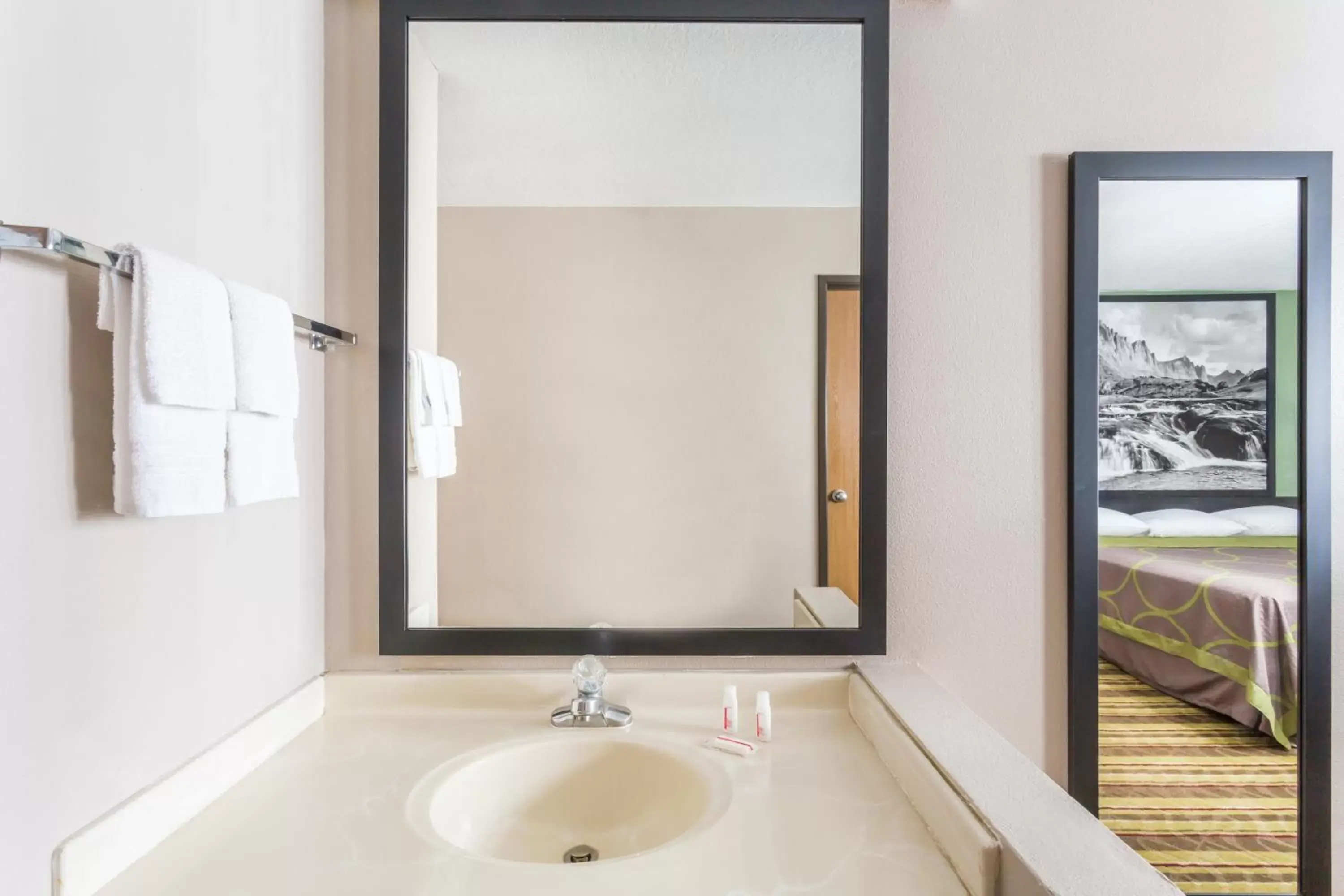 King Room - Non-Smoking in Super 8 by Wyndham Rock Springs King Room - Non-Smoking in Super 8 by Wyndham Rock Springs