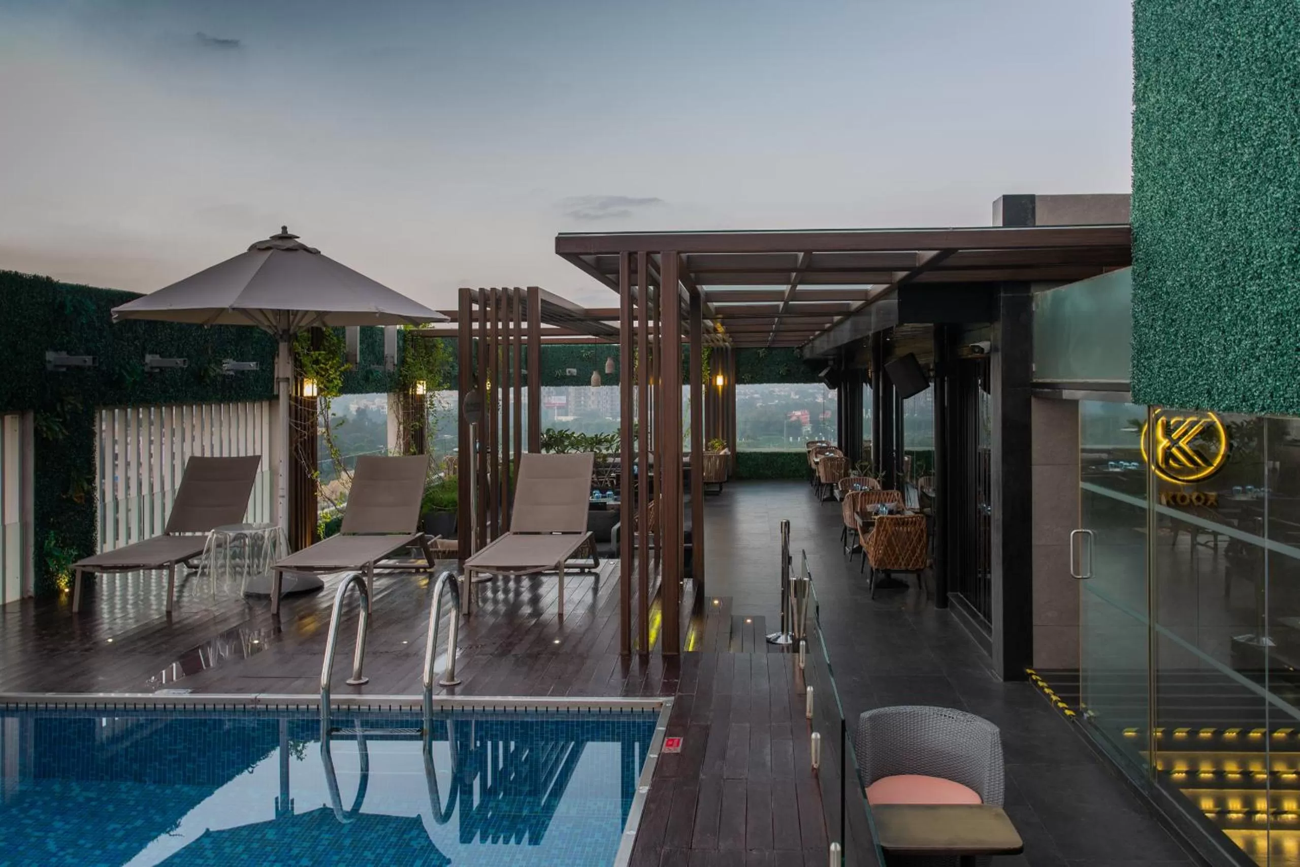 Restaurant/places to eat in Novotel Chennai Chamiers Road