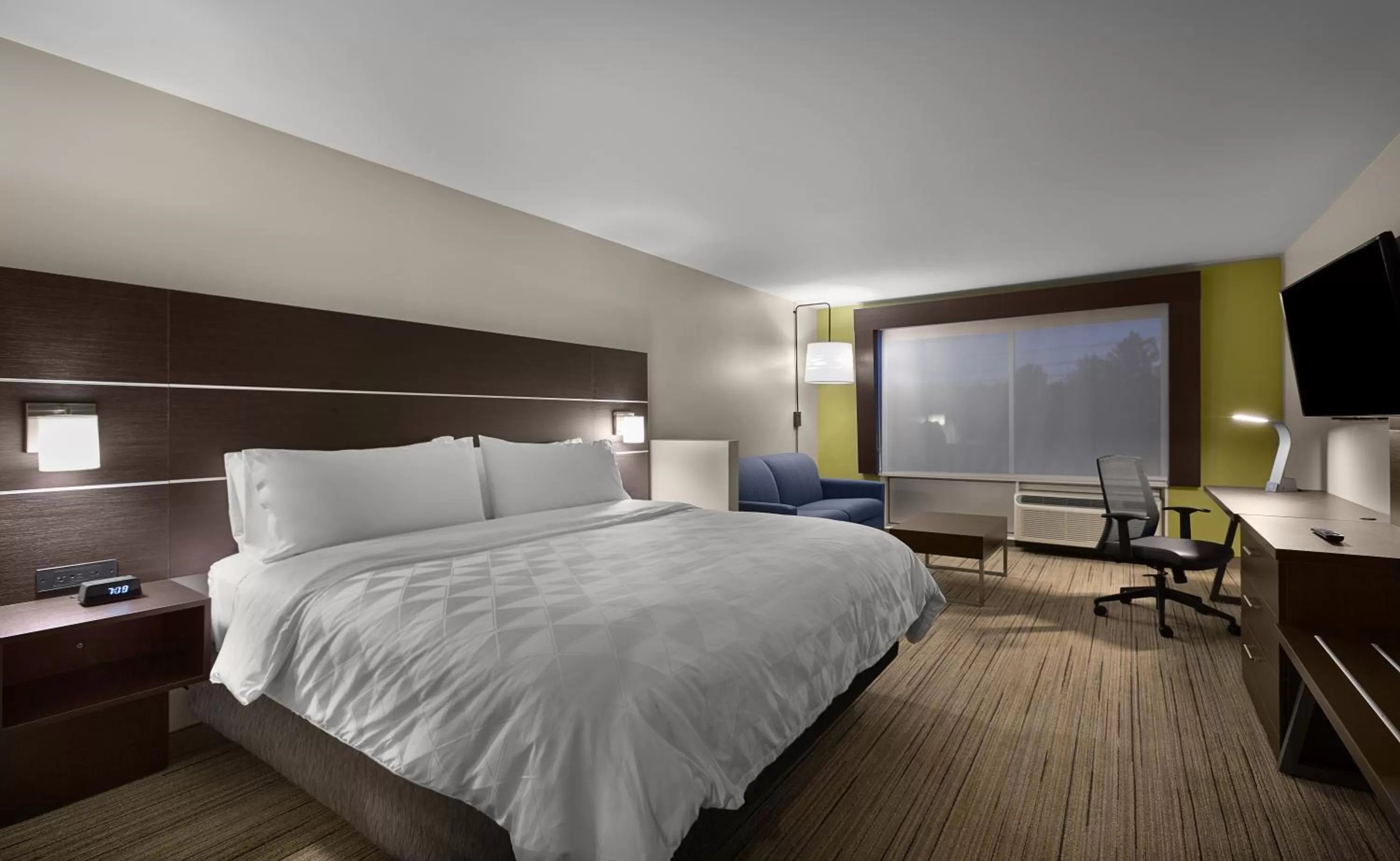 Bed in Holiday Inn Express - Lake Park by IHG