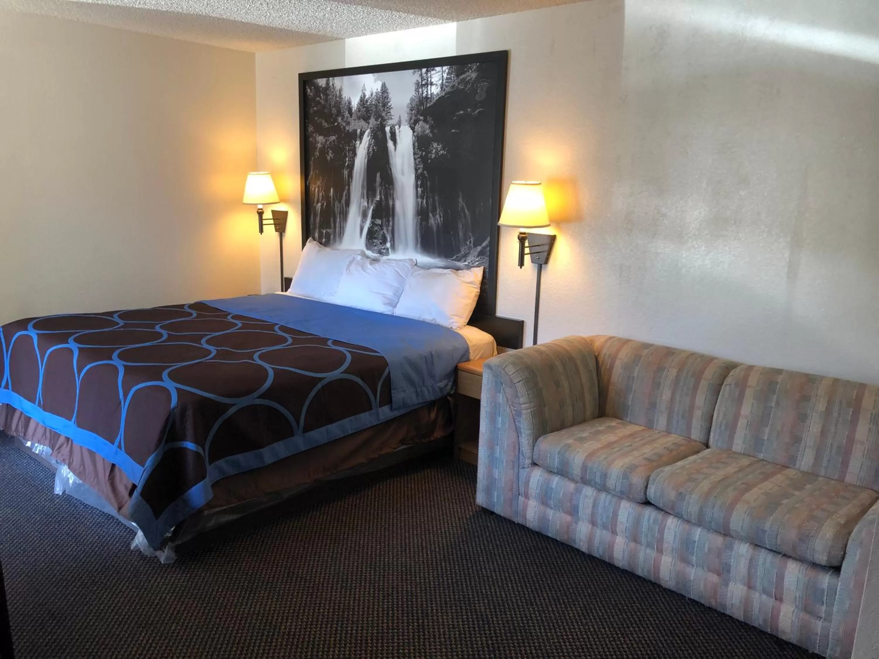 Photo of the whole room, Bed in Super 8 by Wyndham Red Bluff