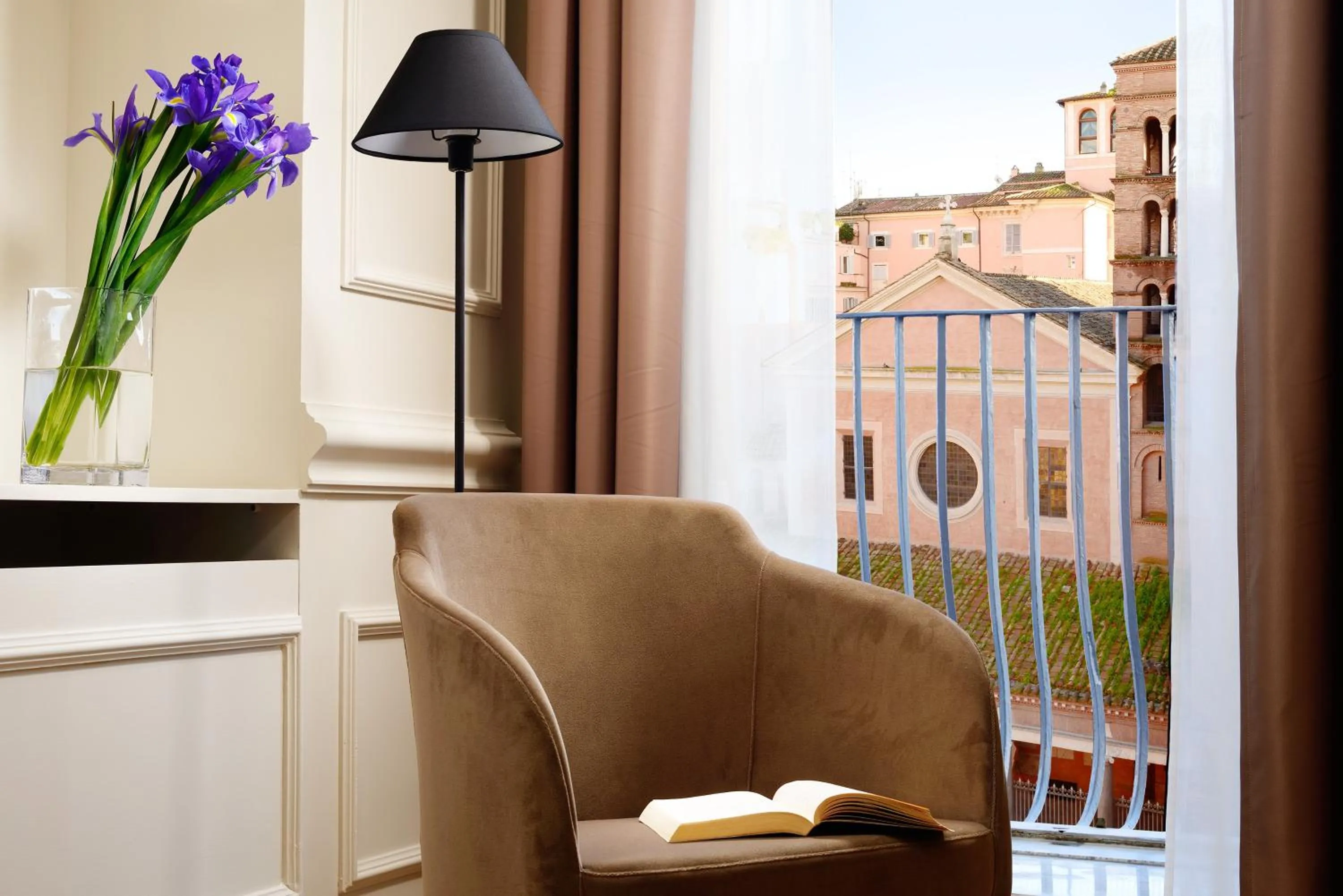 Seating area in Splendor Suite Rome - Suites & Apartments