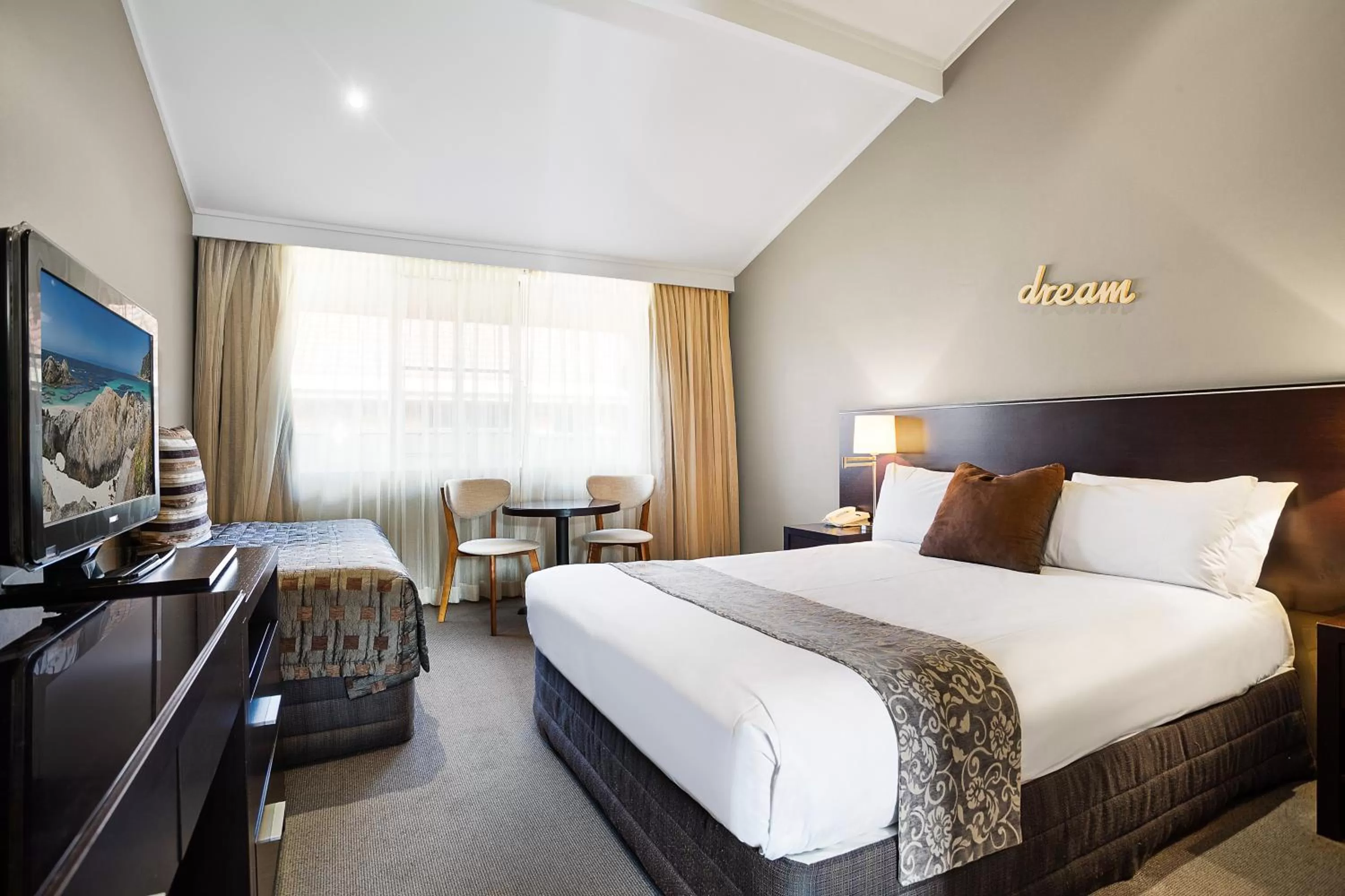 Photo of the whole room, Bed in Best Western Sanctuary Inn