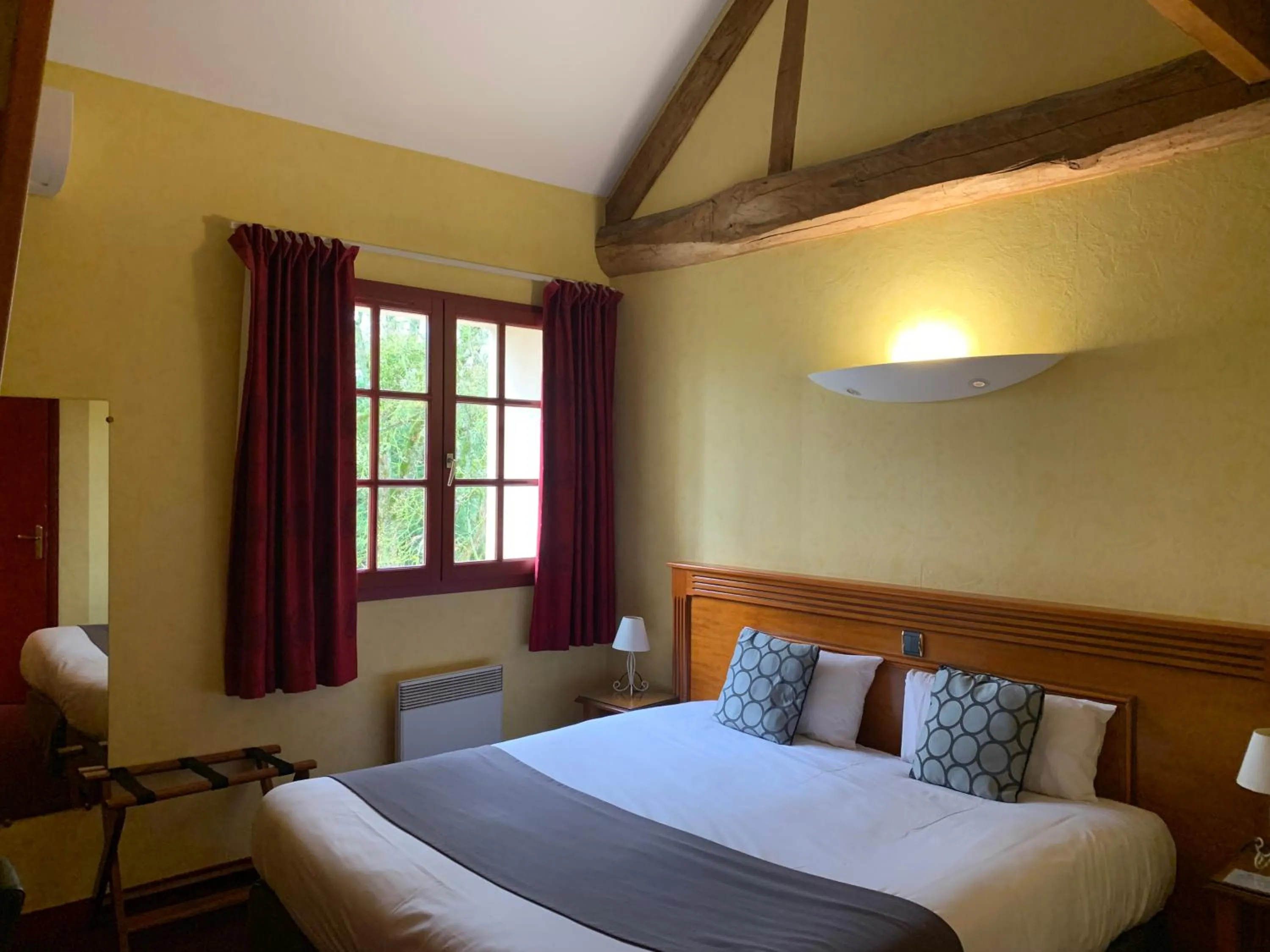 Bed in Logis Hôtel Restaurant Le Moulin de la Coudre