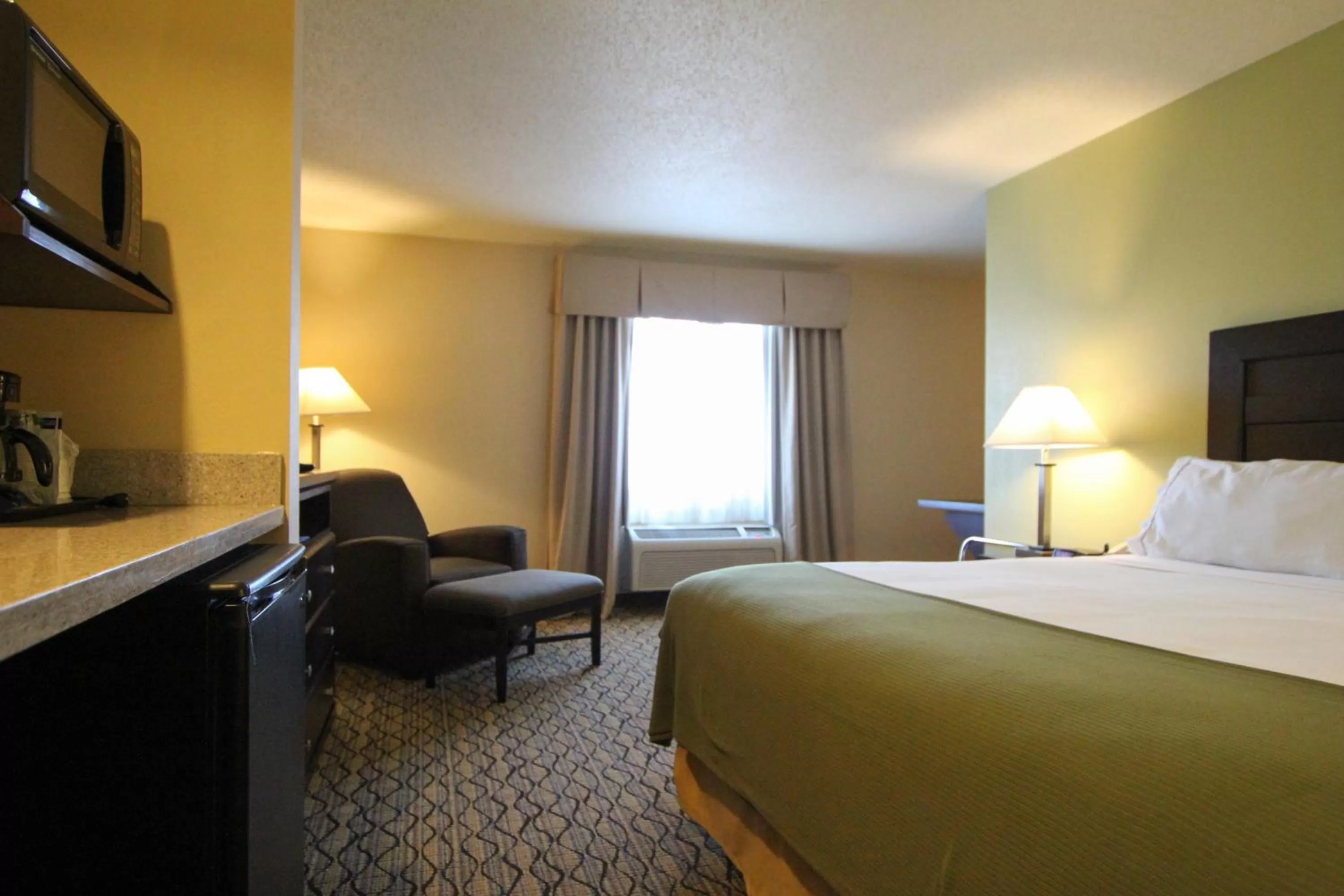 Holiday Inn Express & Suites Chicago-Libertyville by IHG
