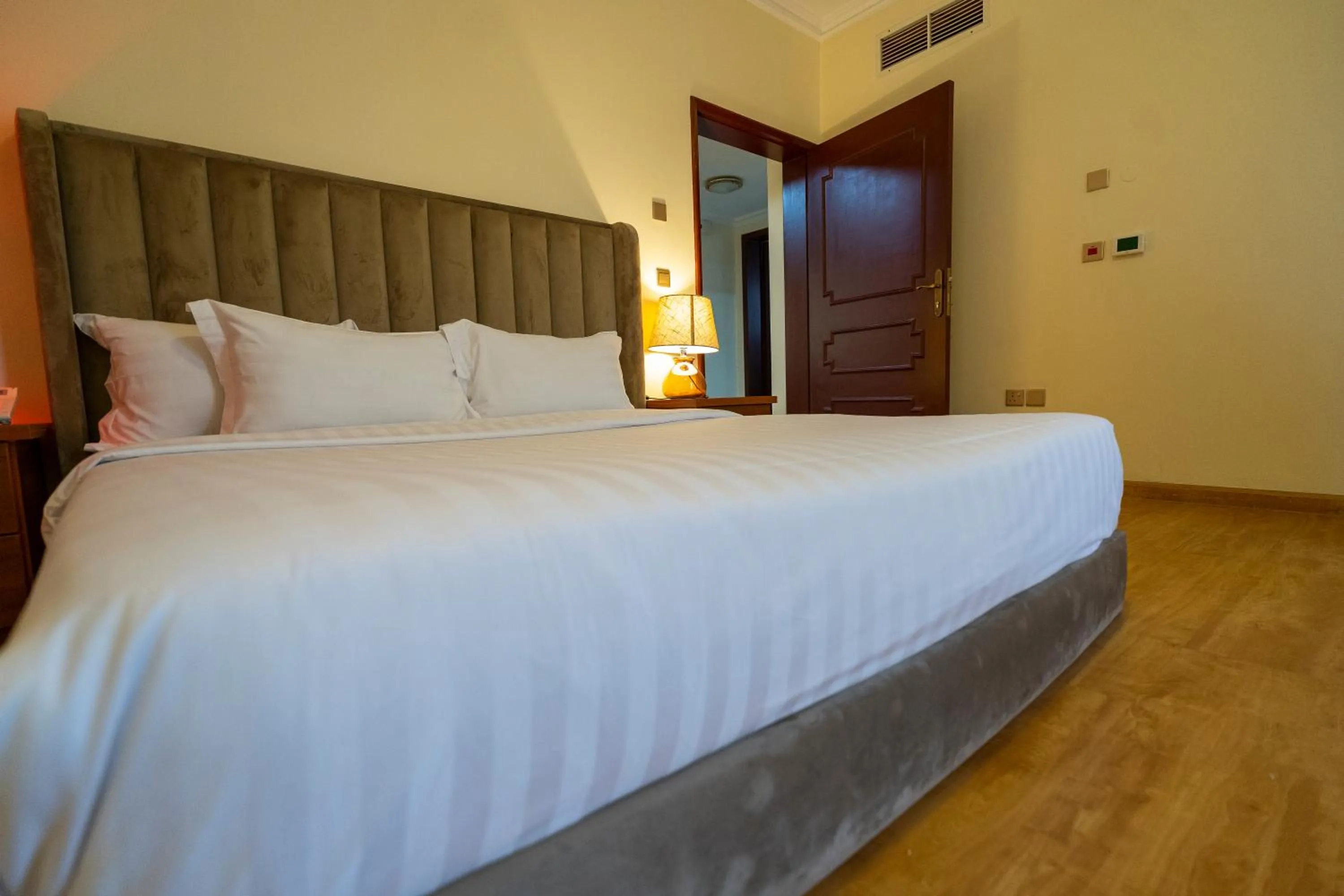 Bedroom, Bed in Majestic Hotel