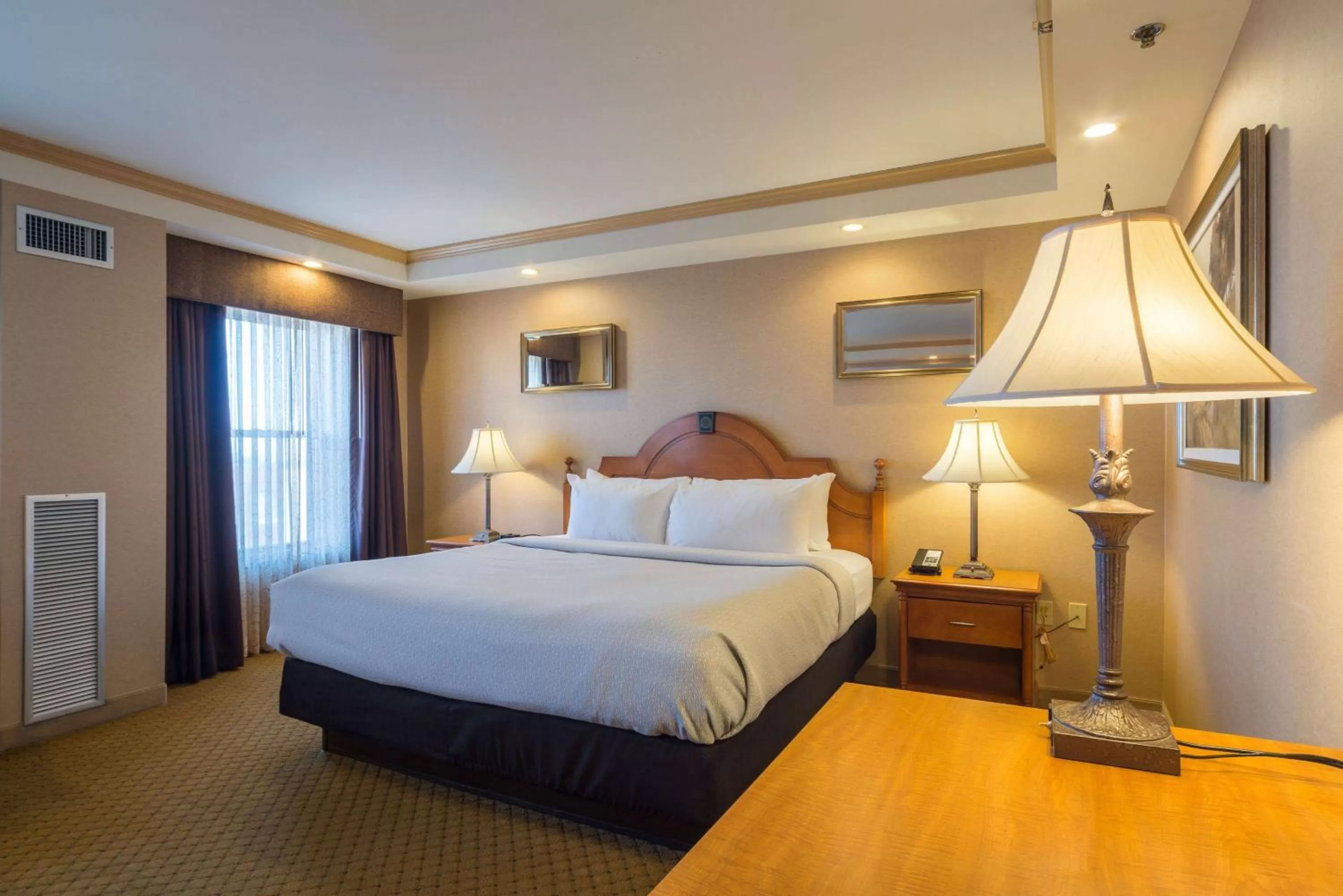 Photo of the whole room, Bed in Ambassador Hotel Milwaukee, Trademark Collection by Wyndham