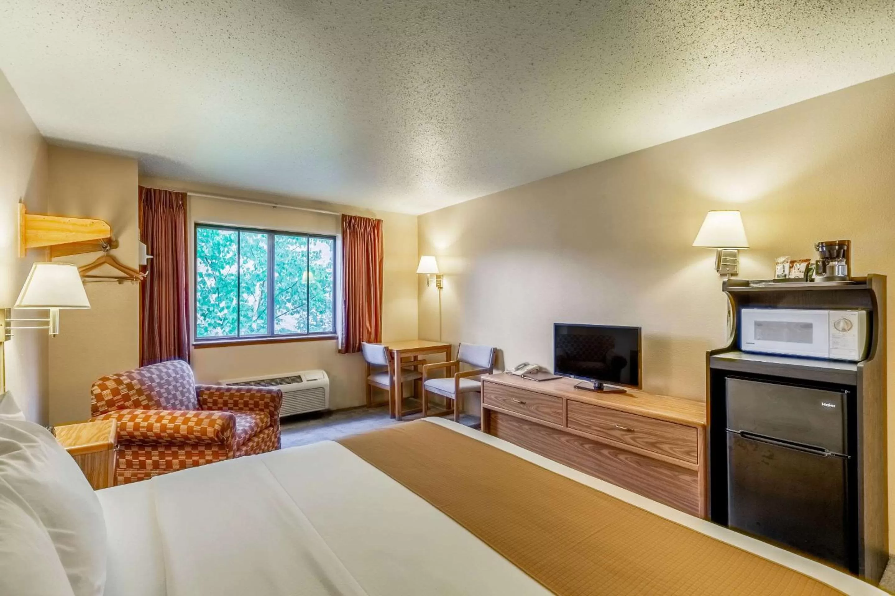 Photo of the whole room, TV/Entertainment Center in Rodeway Inn