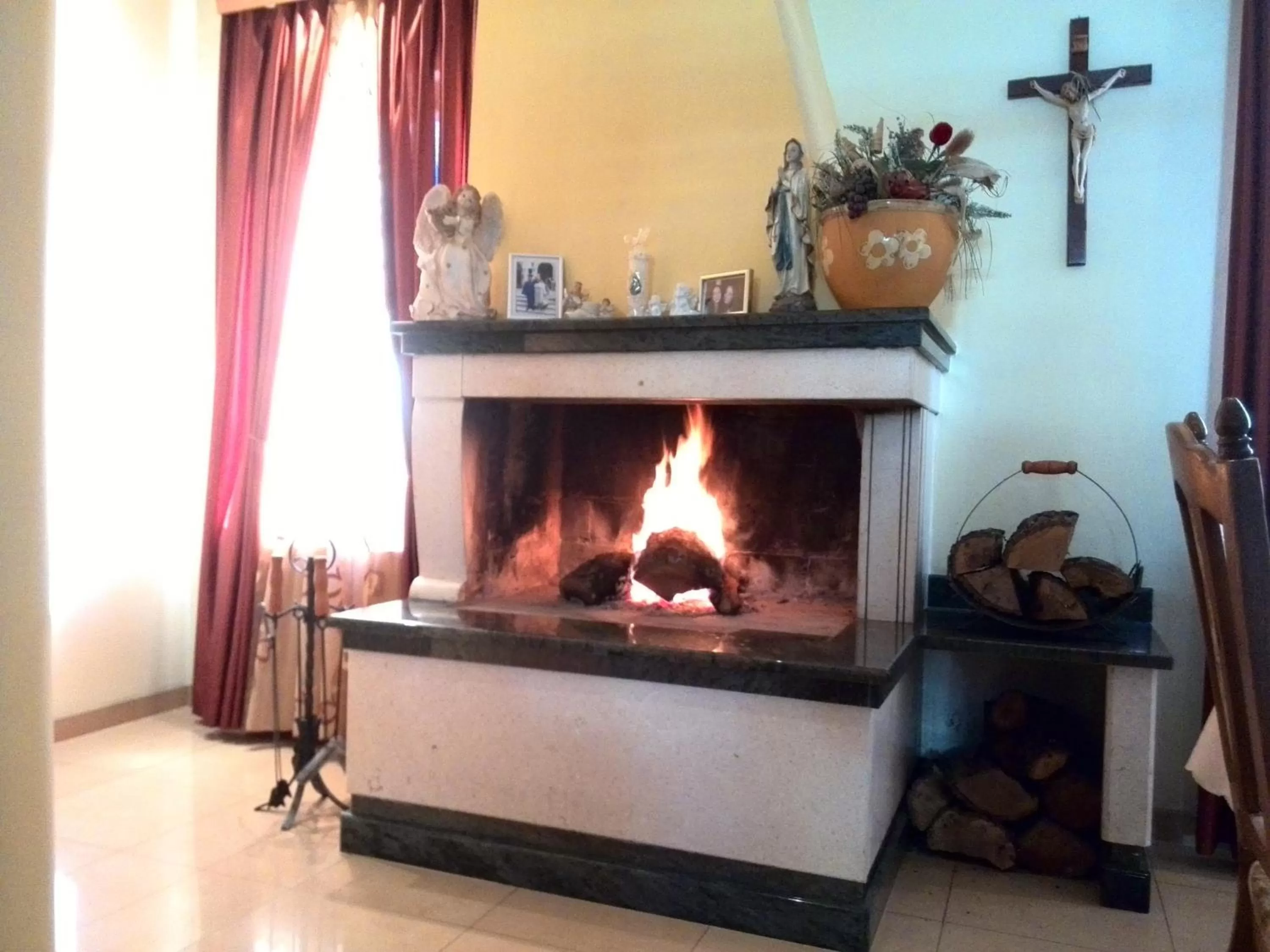 Communal lounge/ TV room in Hotel Rosabel