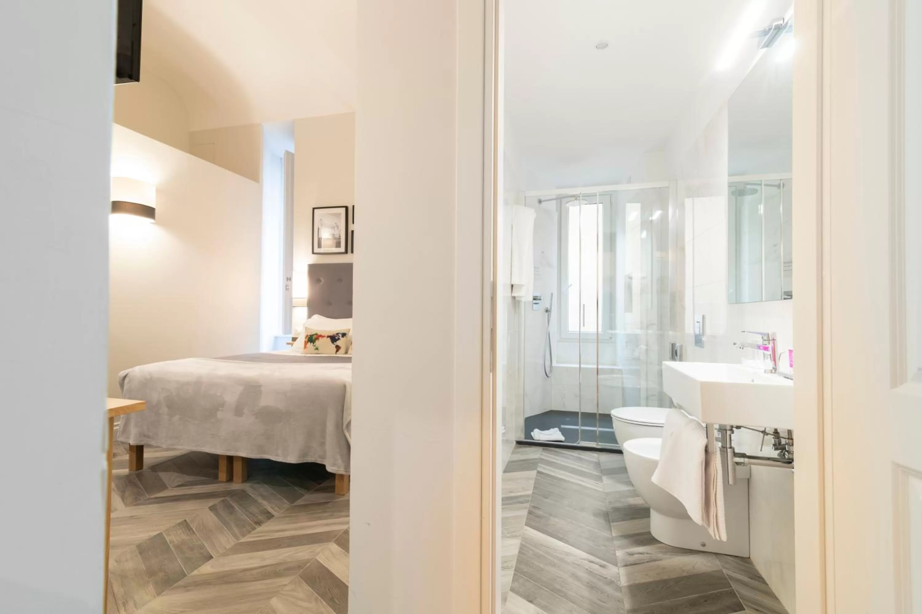 Shower, Bed in Eccelso Hotel