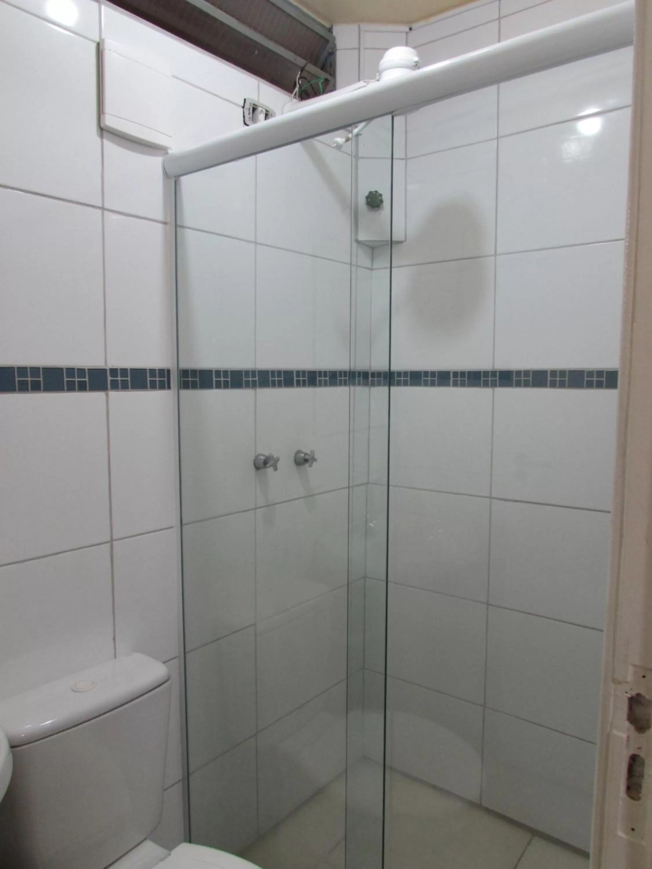 Bathroom in Hotel Monteneve a 2 minutos do Bom Retiro, a 8 minutos da 25 de Março a 100 metros da estação de trem para Aeroporto Internacional de Guarulhos