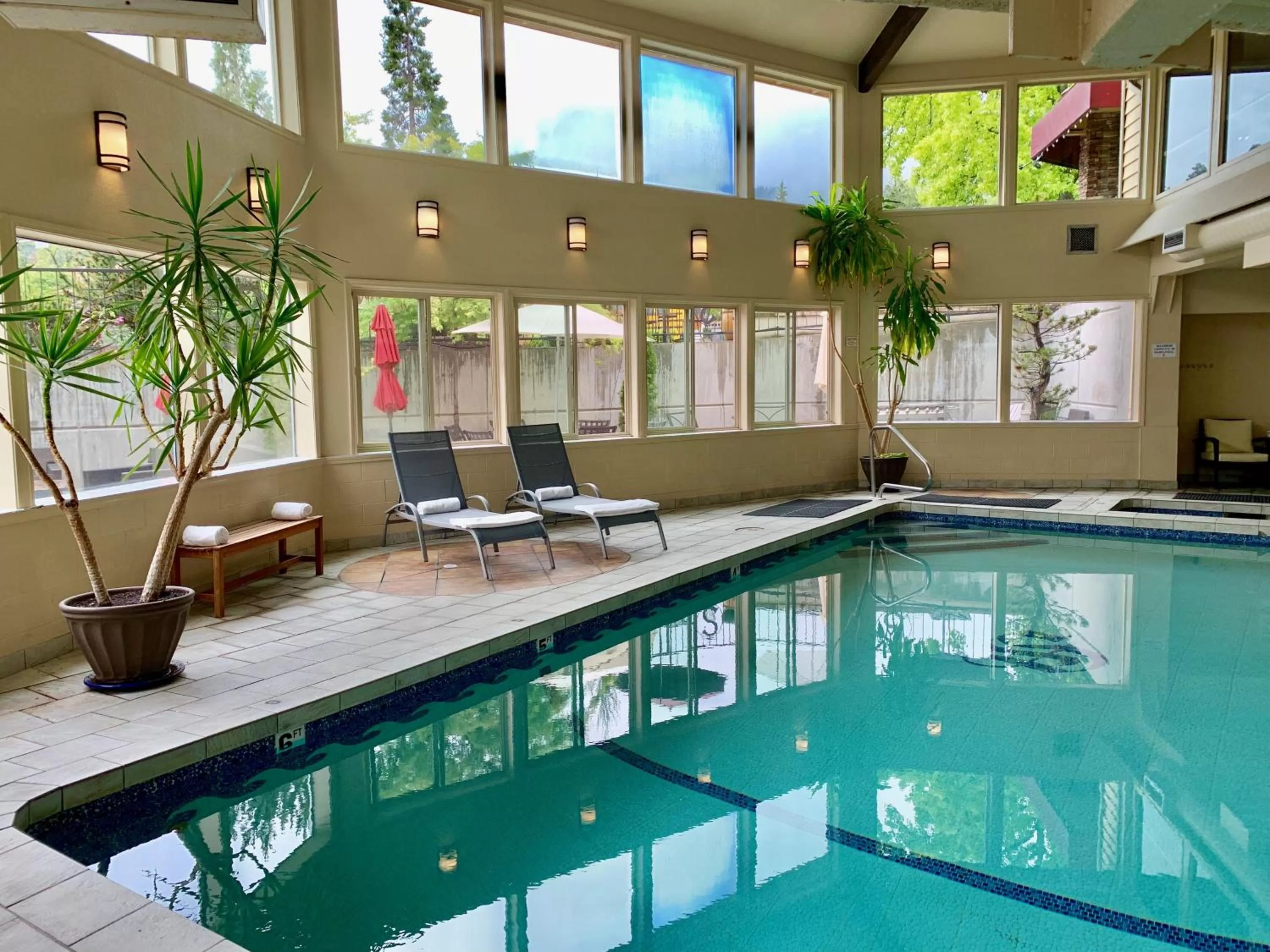 Swimming pool in Stratford Inn