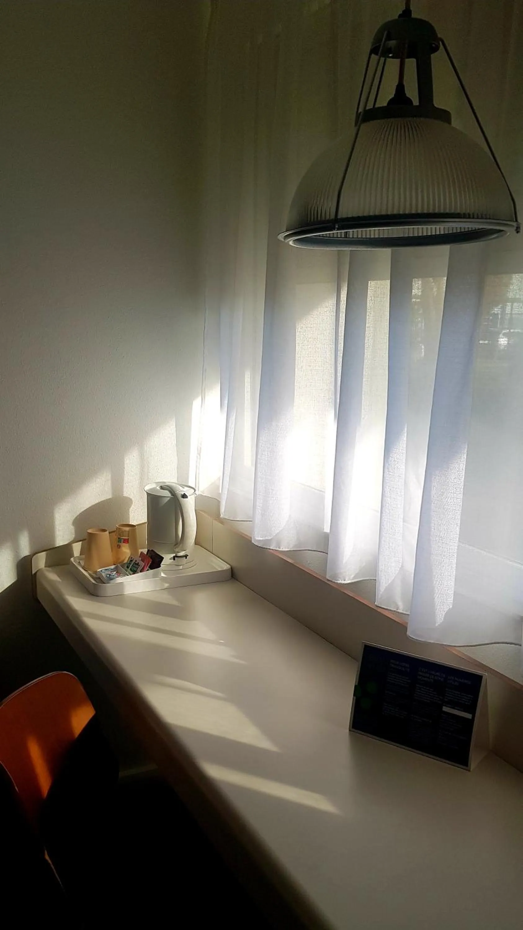 Coffee/tea facilities in Campanile Hotel Chantilly