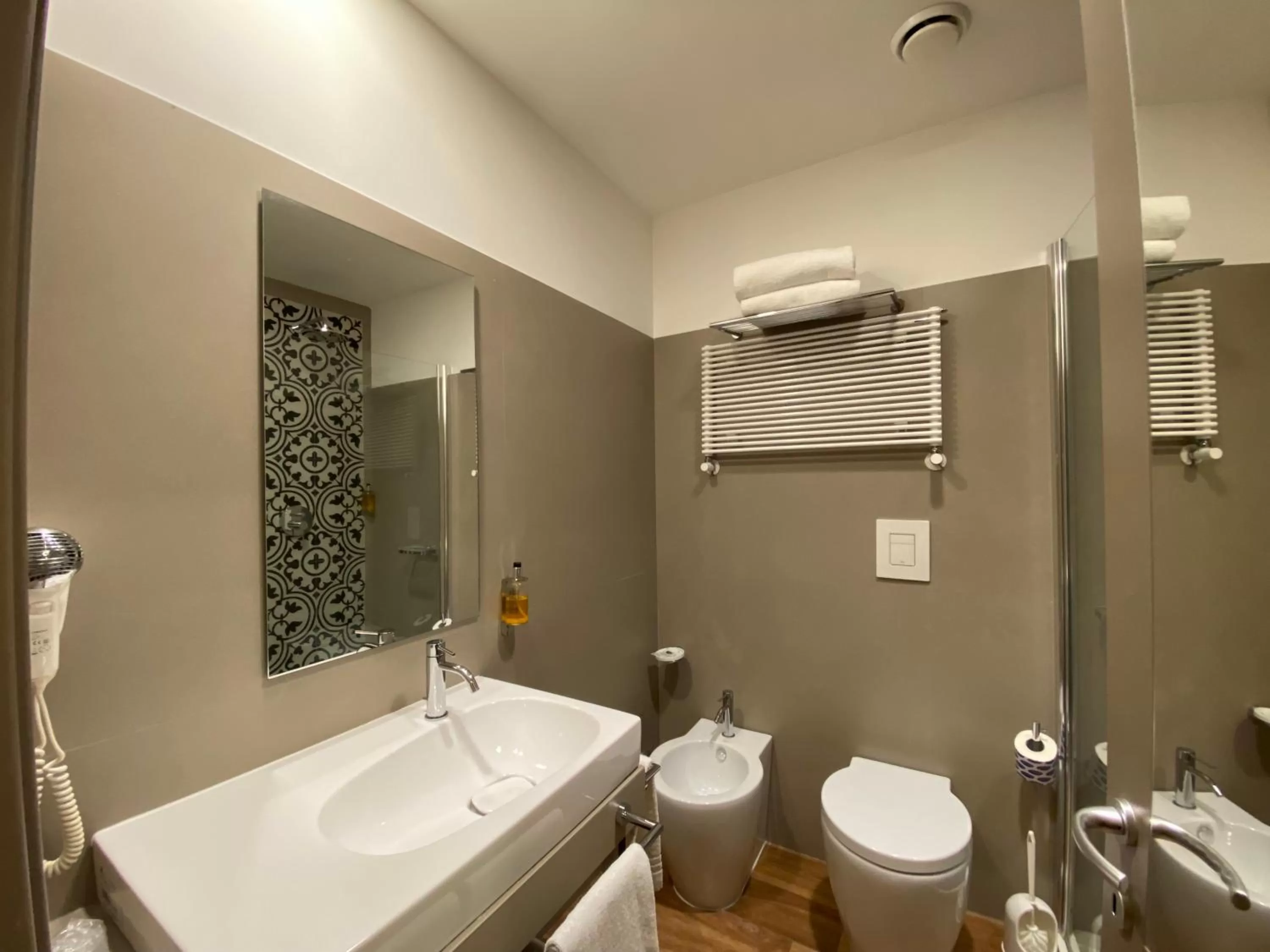 Shower in Basilica Hotel