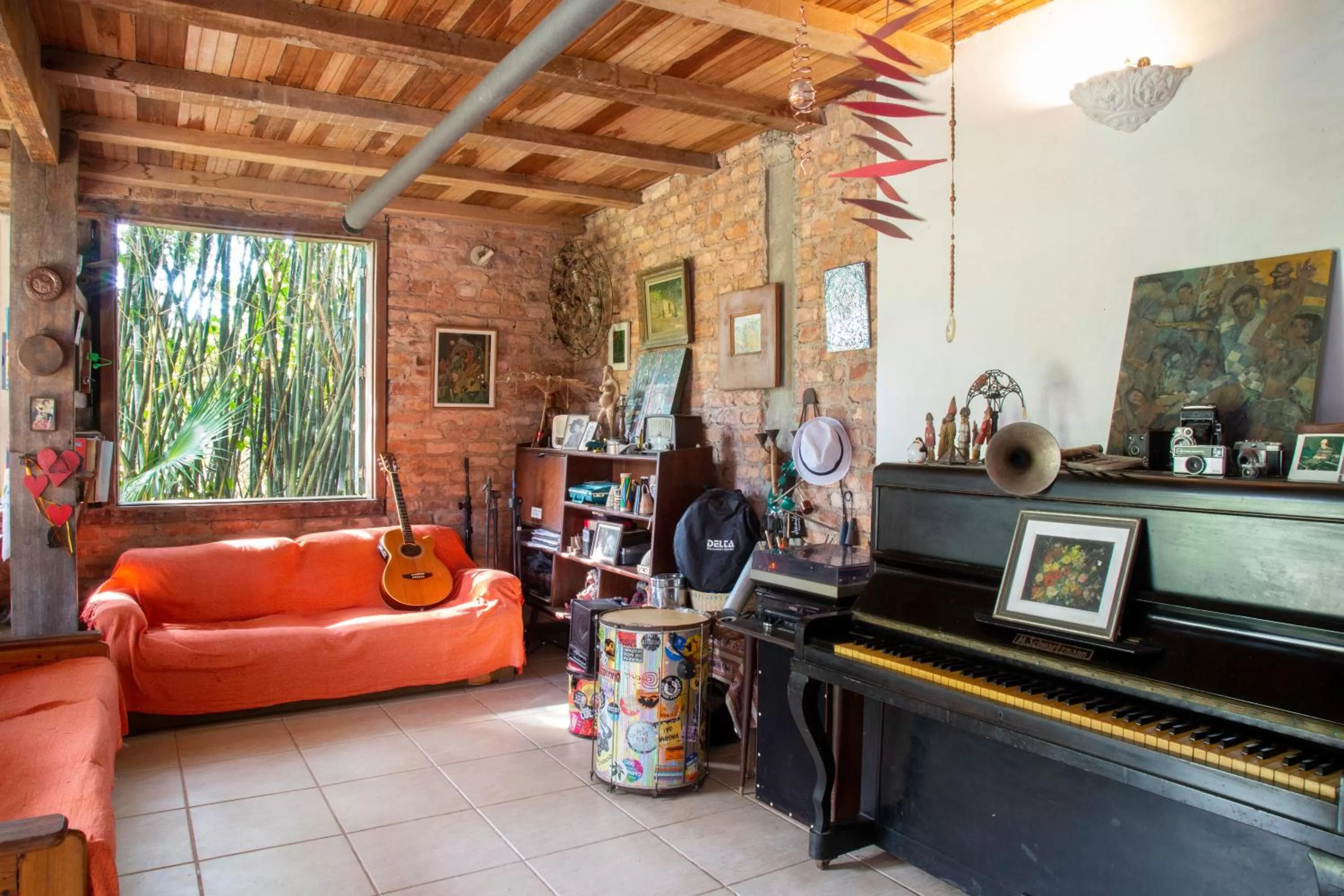 Living room, Lobby/Reception in Casa em meio a natureza - Ideal para casal