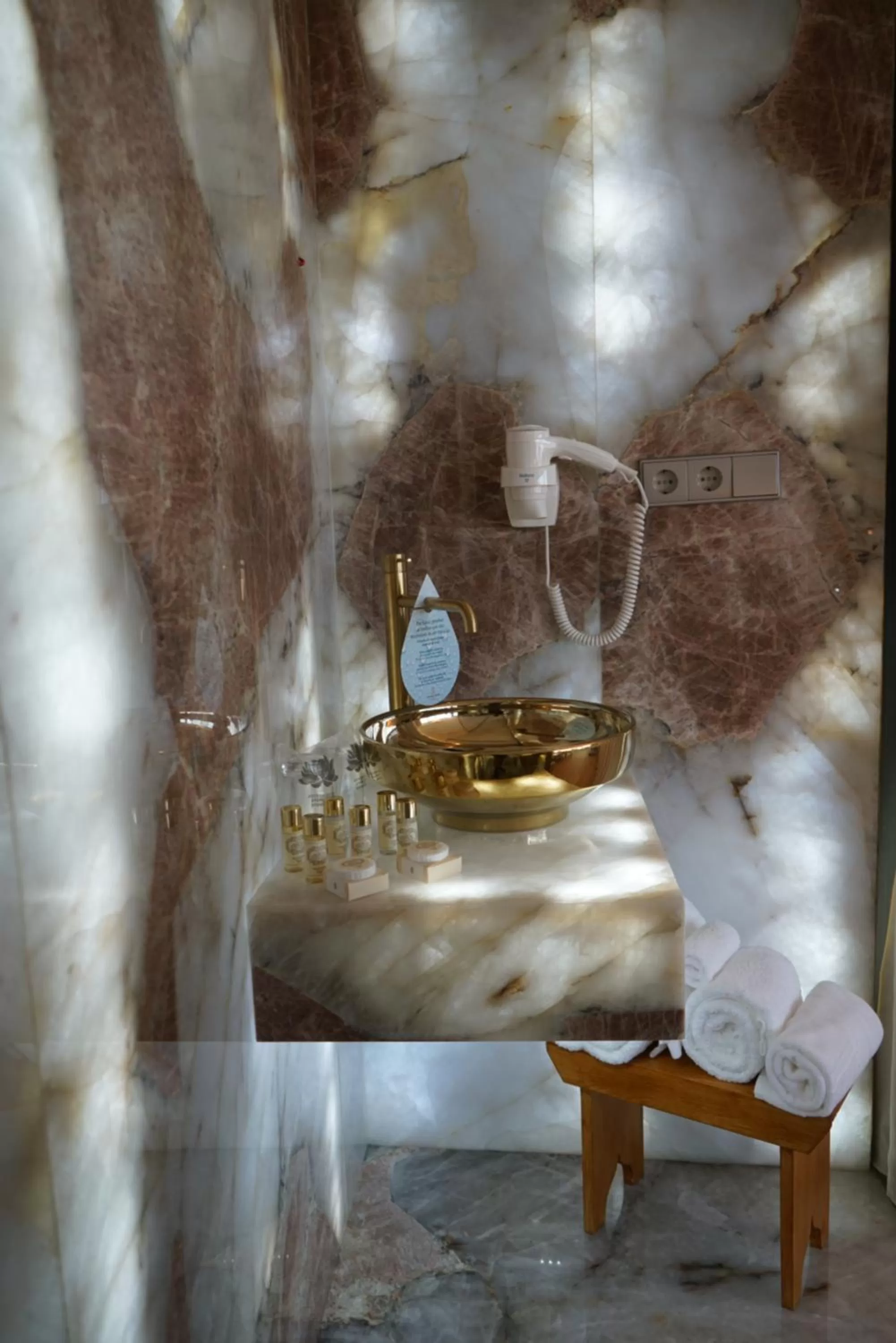 Bathroom in Castelo Hotel