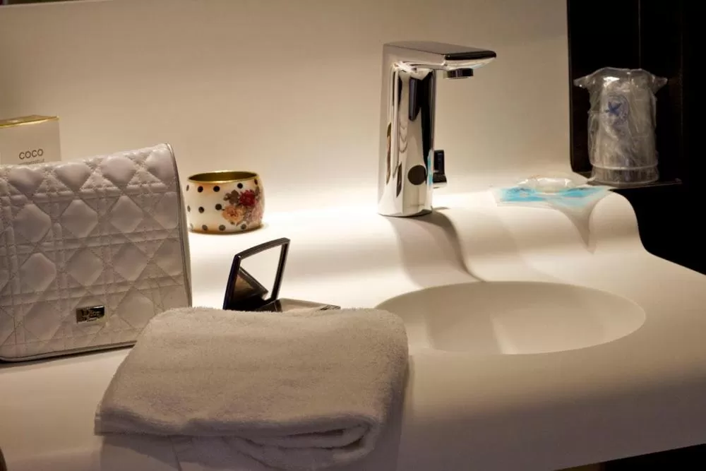 Bathroom, Bed in Logis Hôtel Novalis Quimperlé