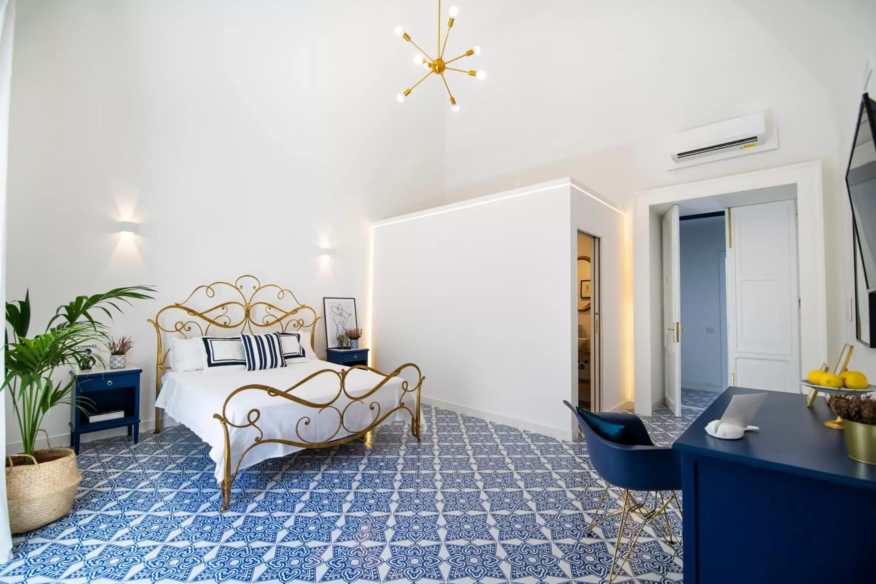 King Room with Balcony in Crudo Home King Room with Balcony in Crudo Home