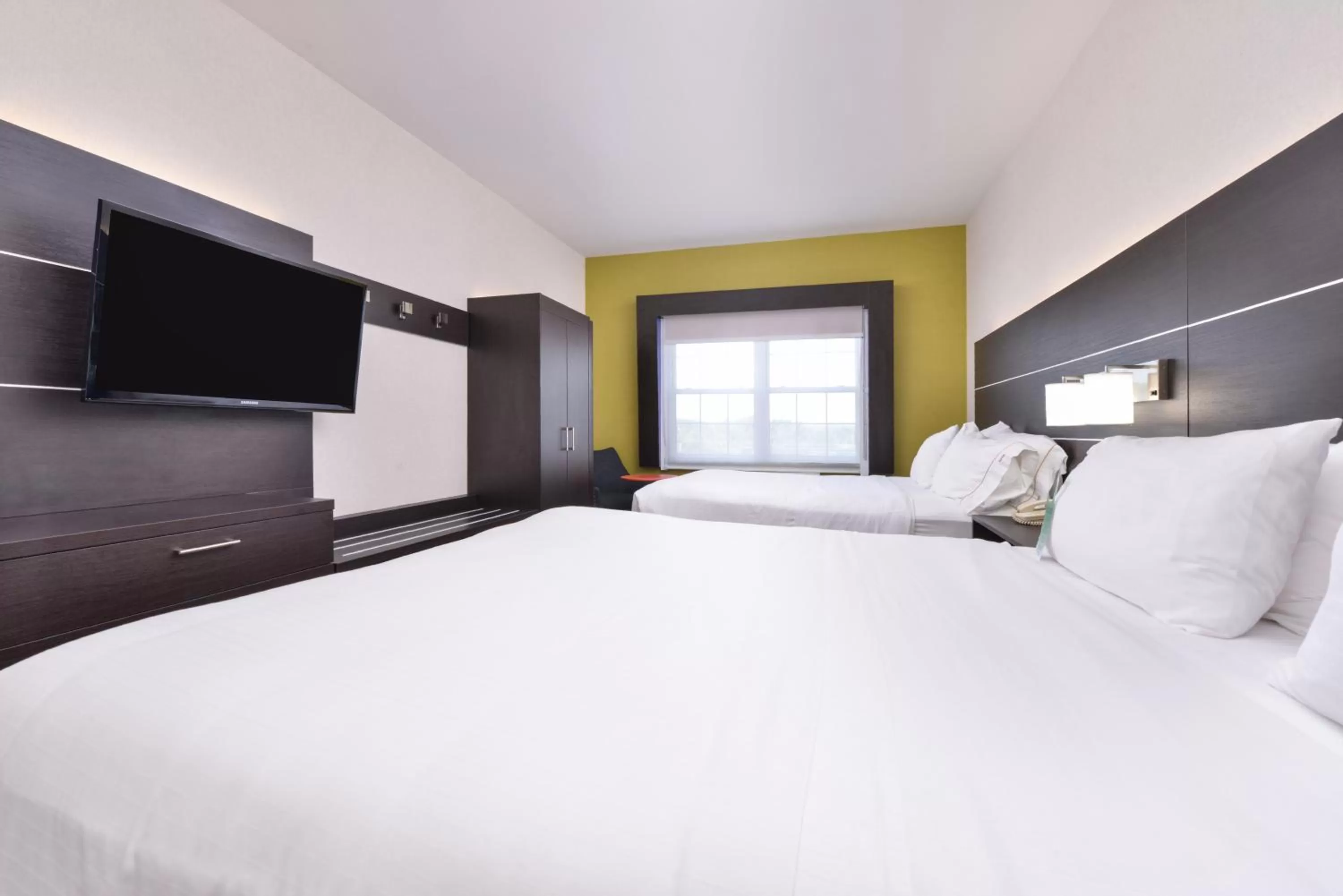 Photo of the whole room, Bed in Holiday Inn Express Mystic by IHG