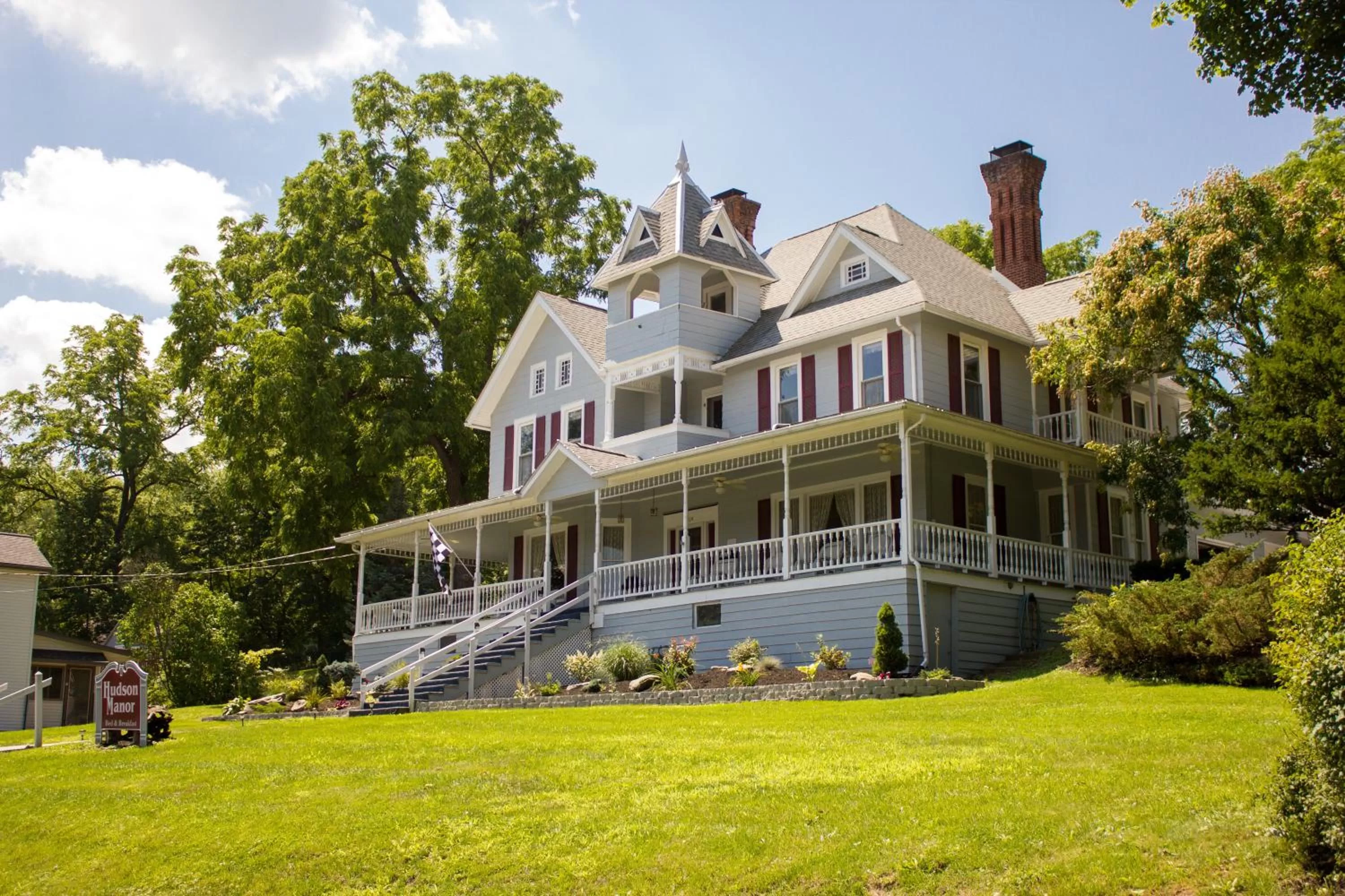 Property building in Hudson Manor Bed & Breakfast