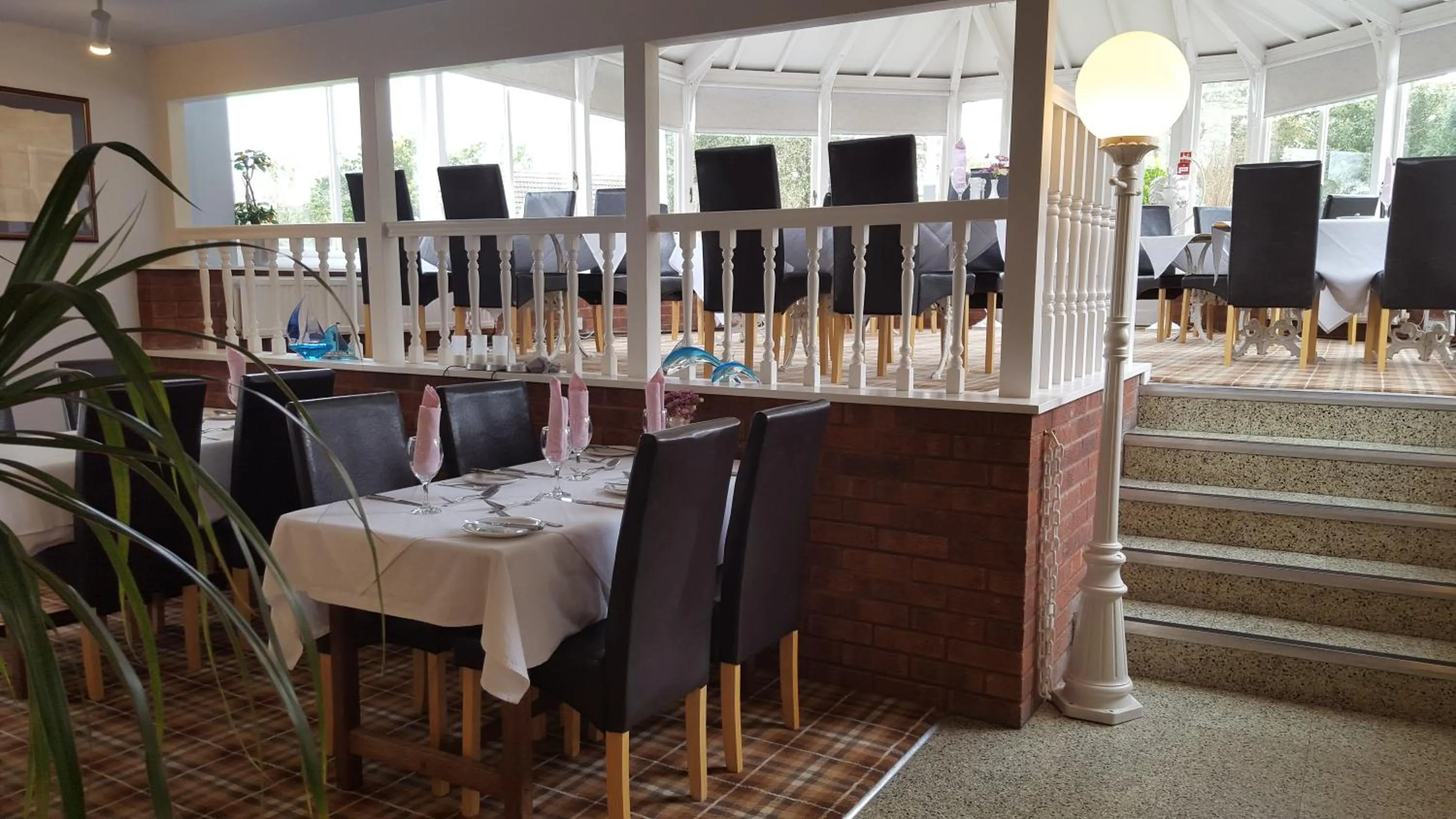 Restaurant/places to eat in Apple Tree Hotel