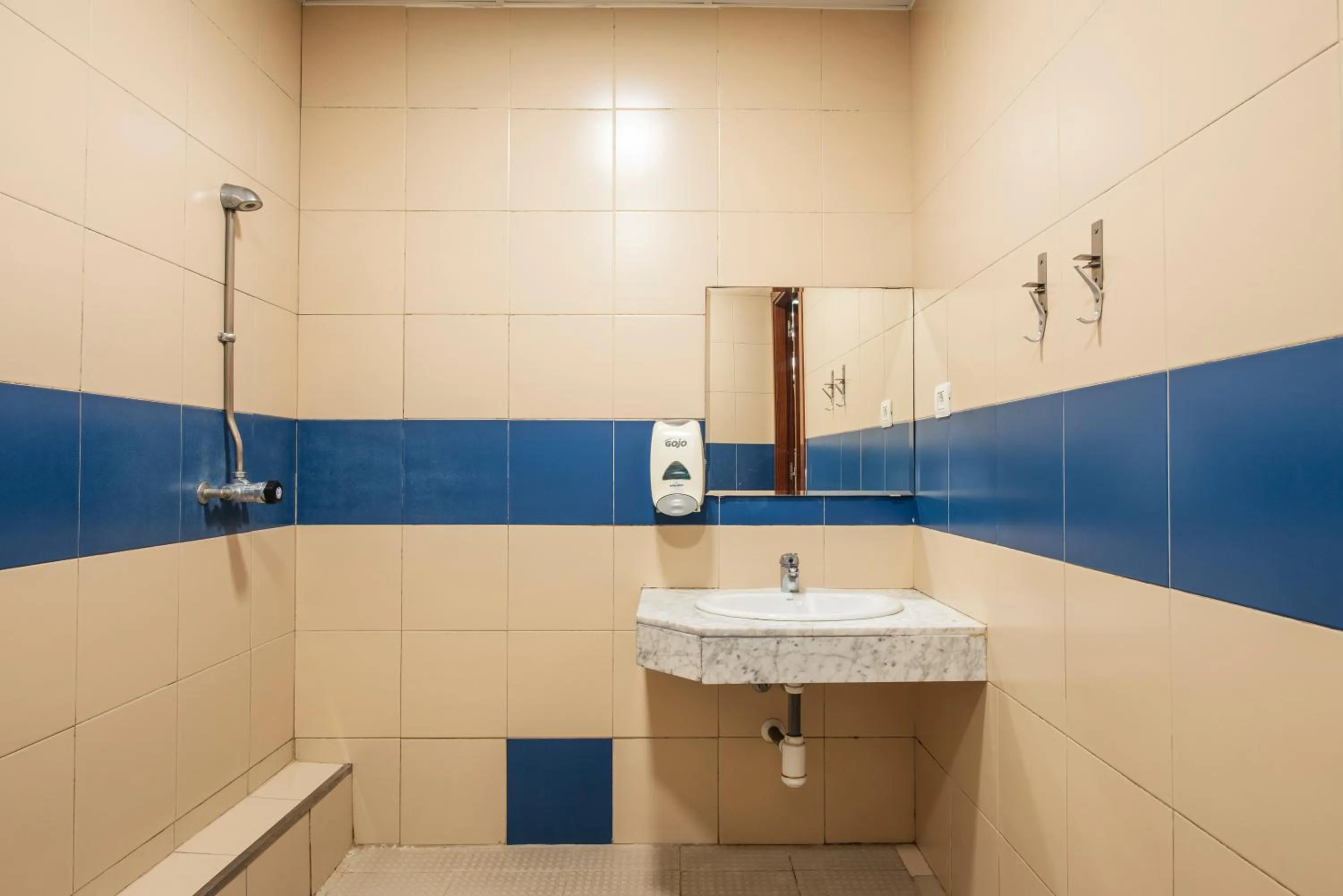 Shower in Safestay Barcelona Passeig de Gràcia