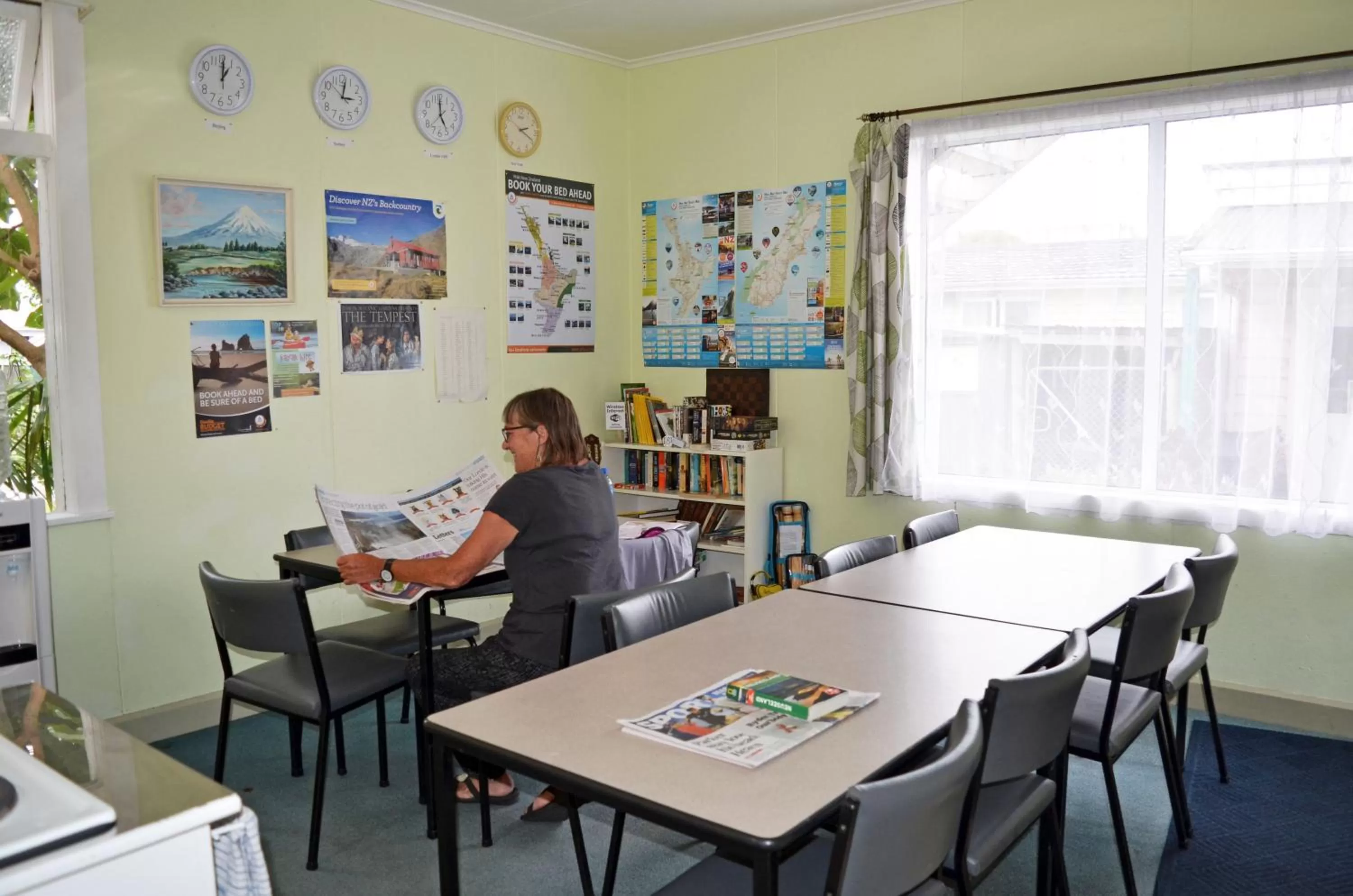 Communal kitchen in Braemar House B&B and YHA Hostel
