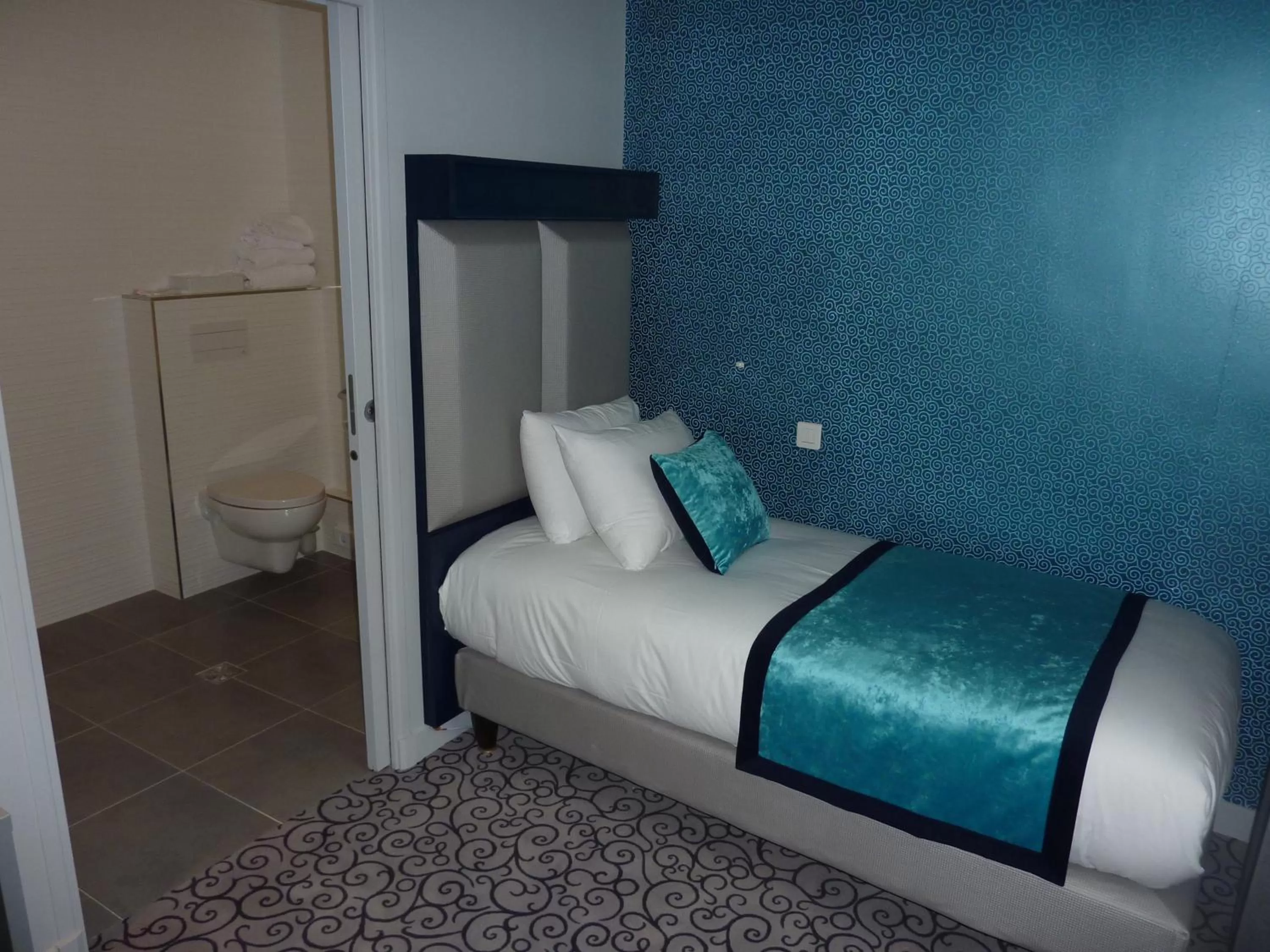 Photo of the whole room, Bed in Prince Albert Montmartre