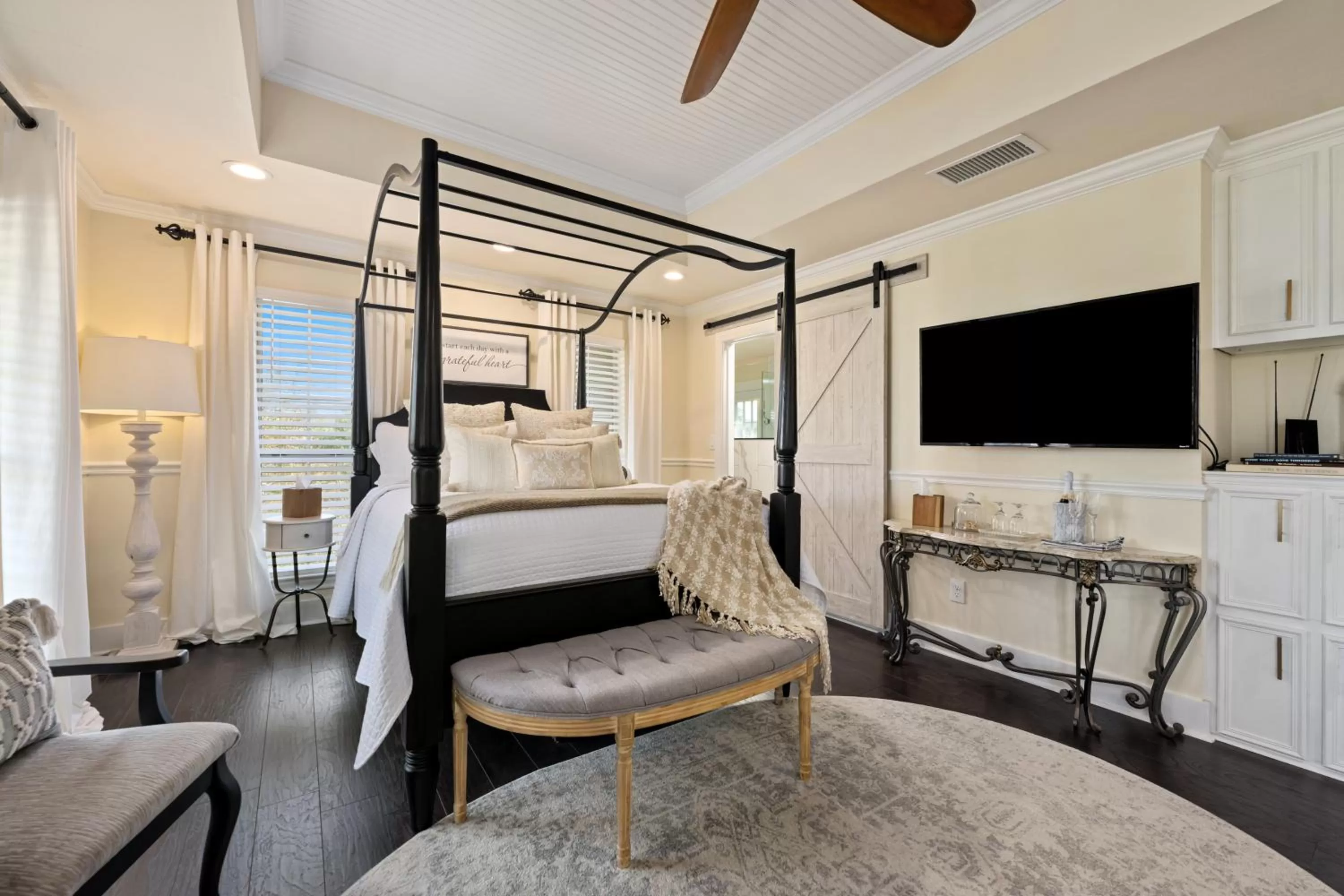 Bed in The Plantation House Boutique Inn