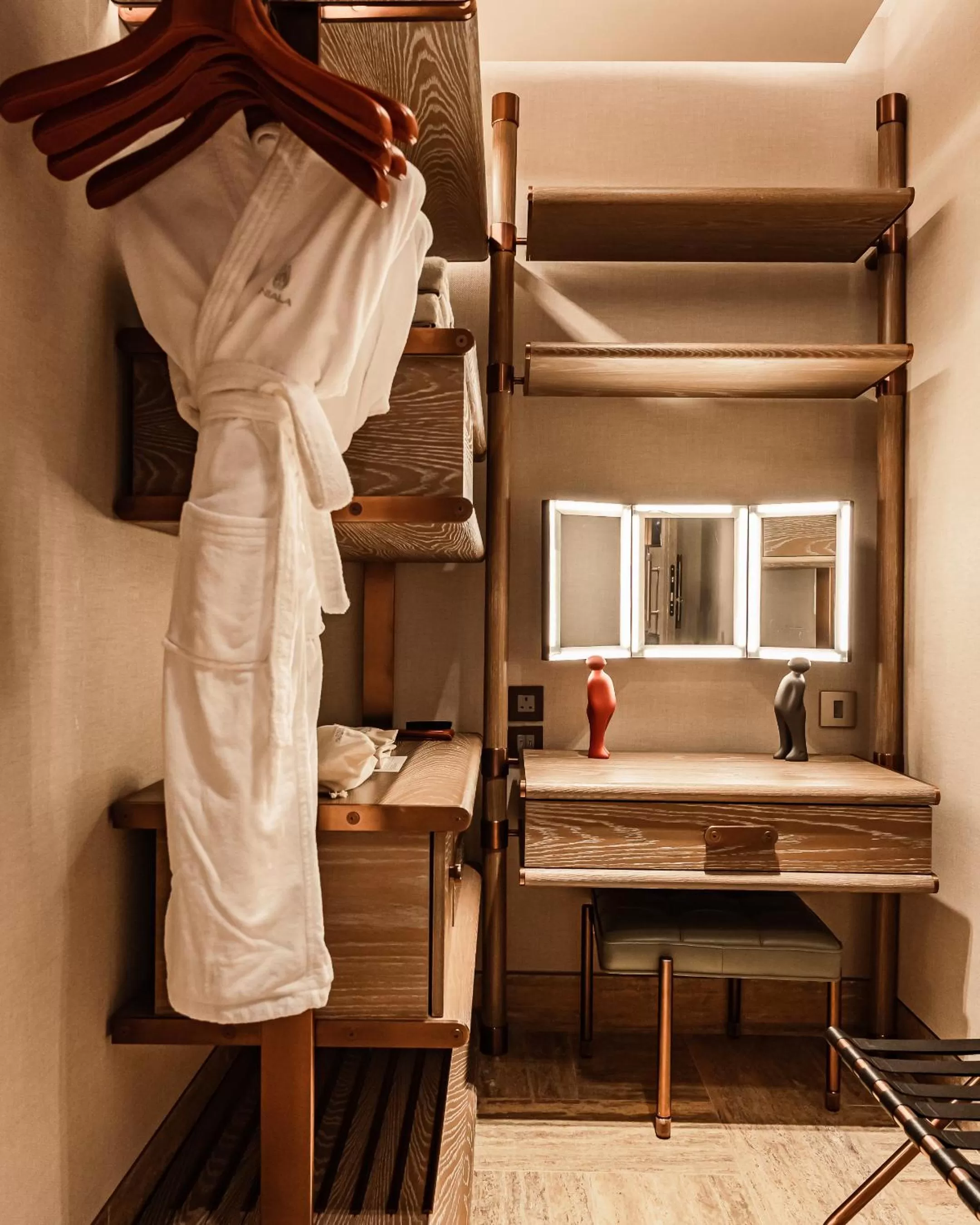 wardrobe, Bed in Iniala Harbour House