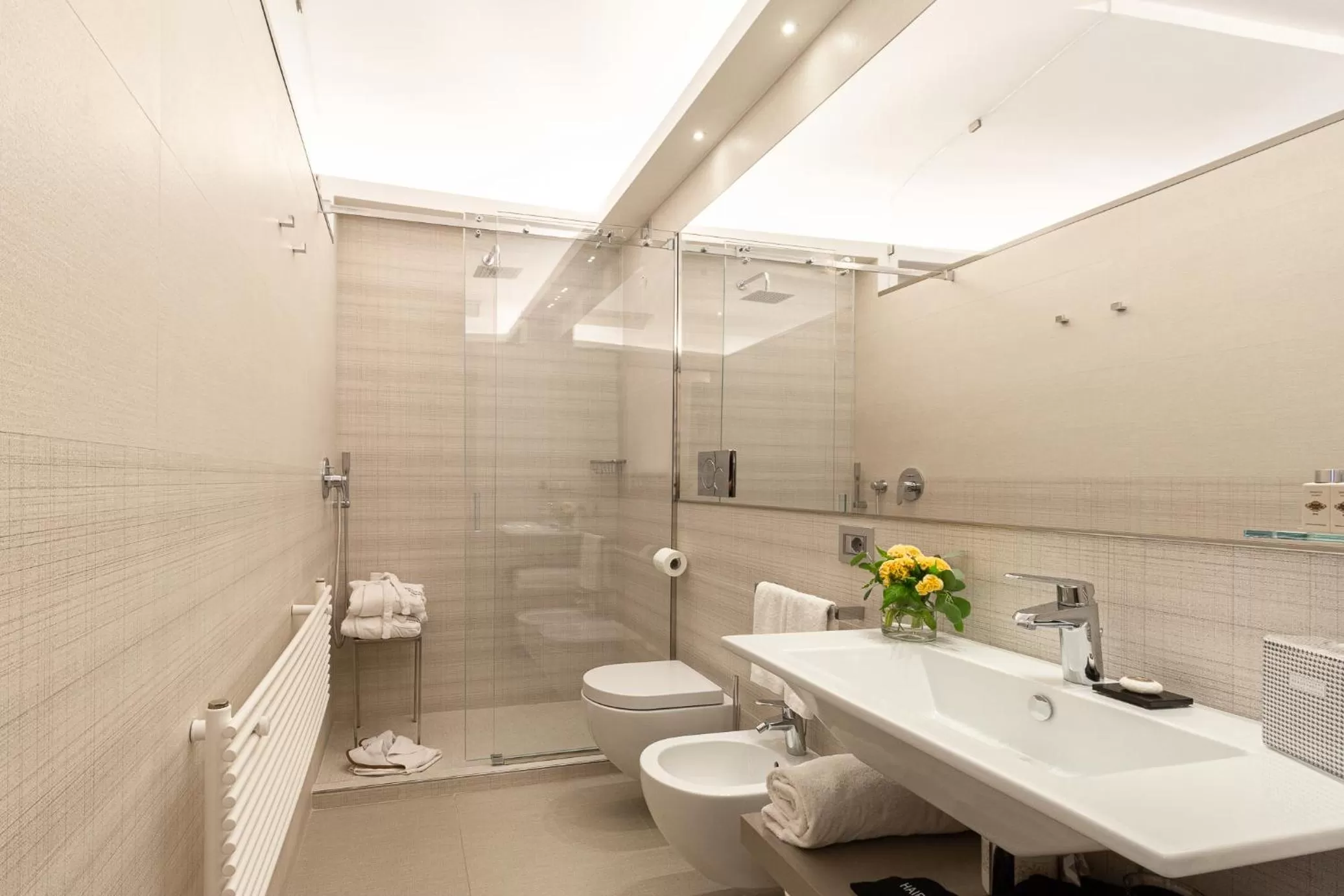 Shower in Harry's Bar Trevi Hotel & Restaurant